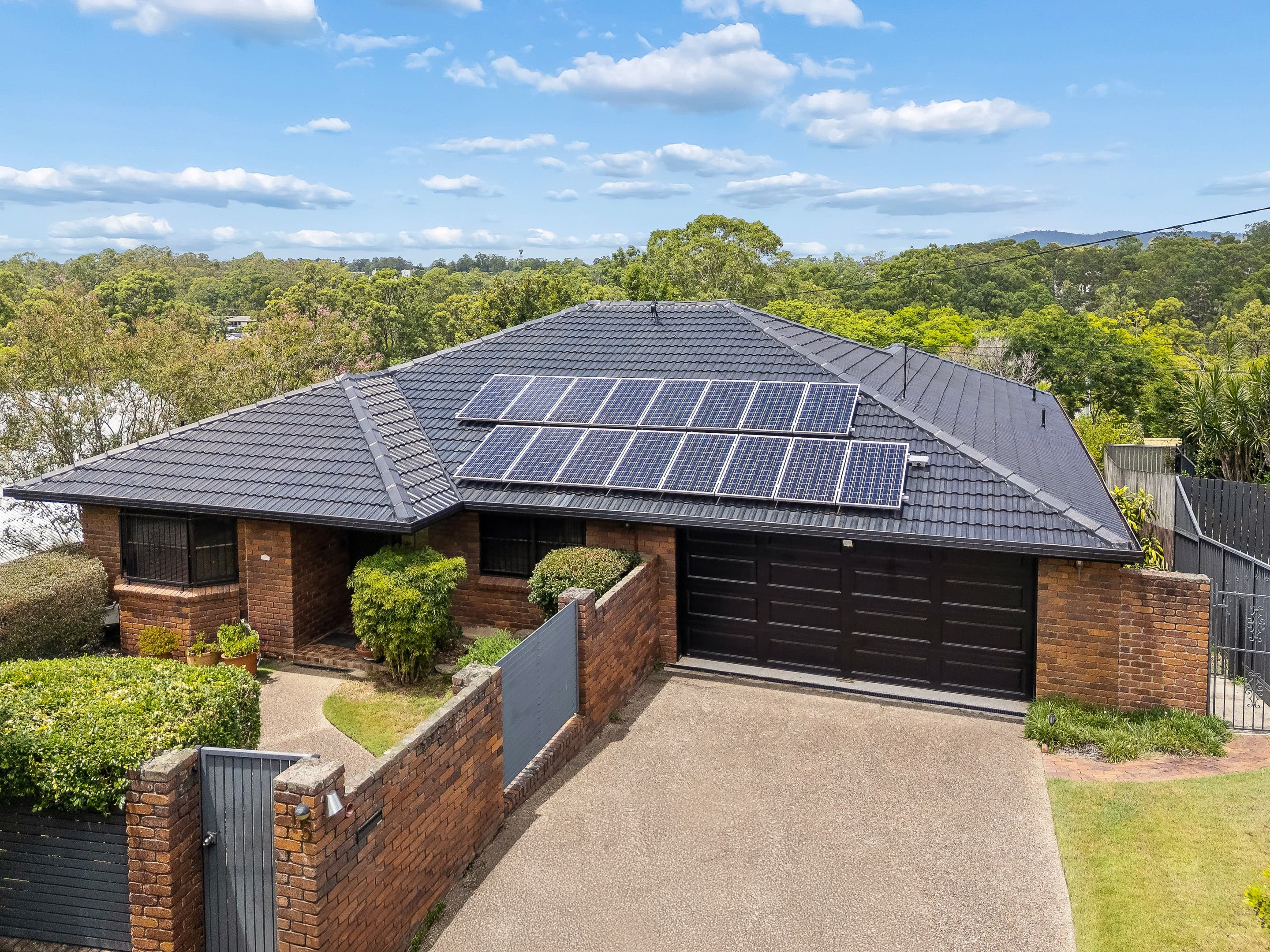 15 Carnarvon Court, Everton Hills, Everton Hills — photo 1 of 5