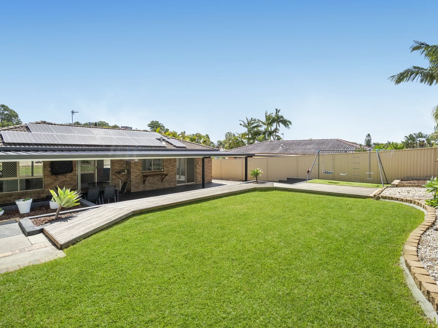 17 Angaston Avenue, Carrara, Carrara — photo 1 of 5