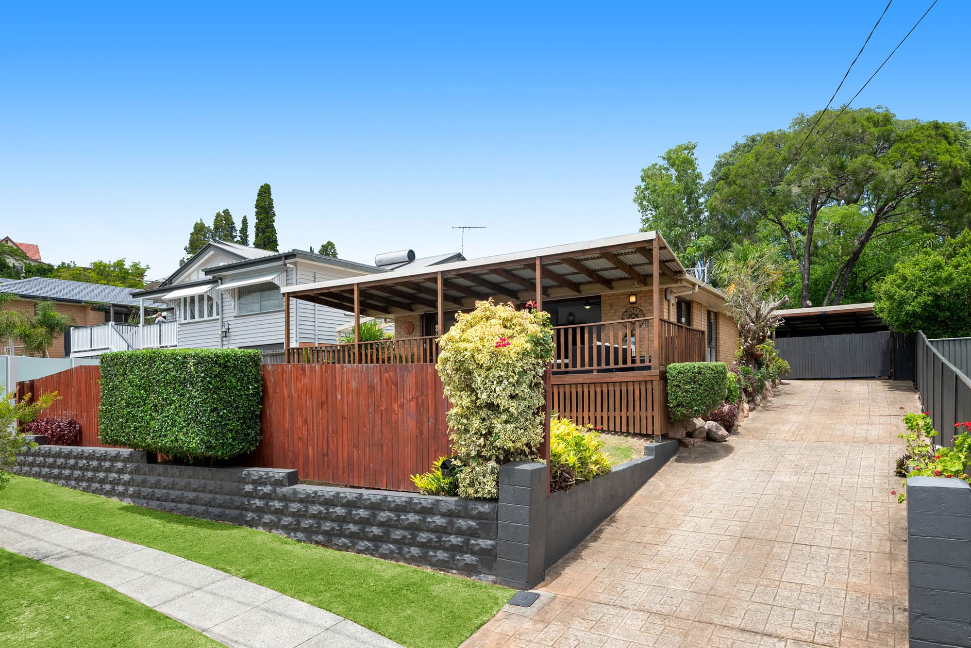 7 Oxley Drive, Holland Park, Holland Park — photo 1 of 5