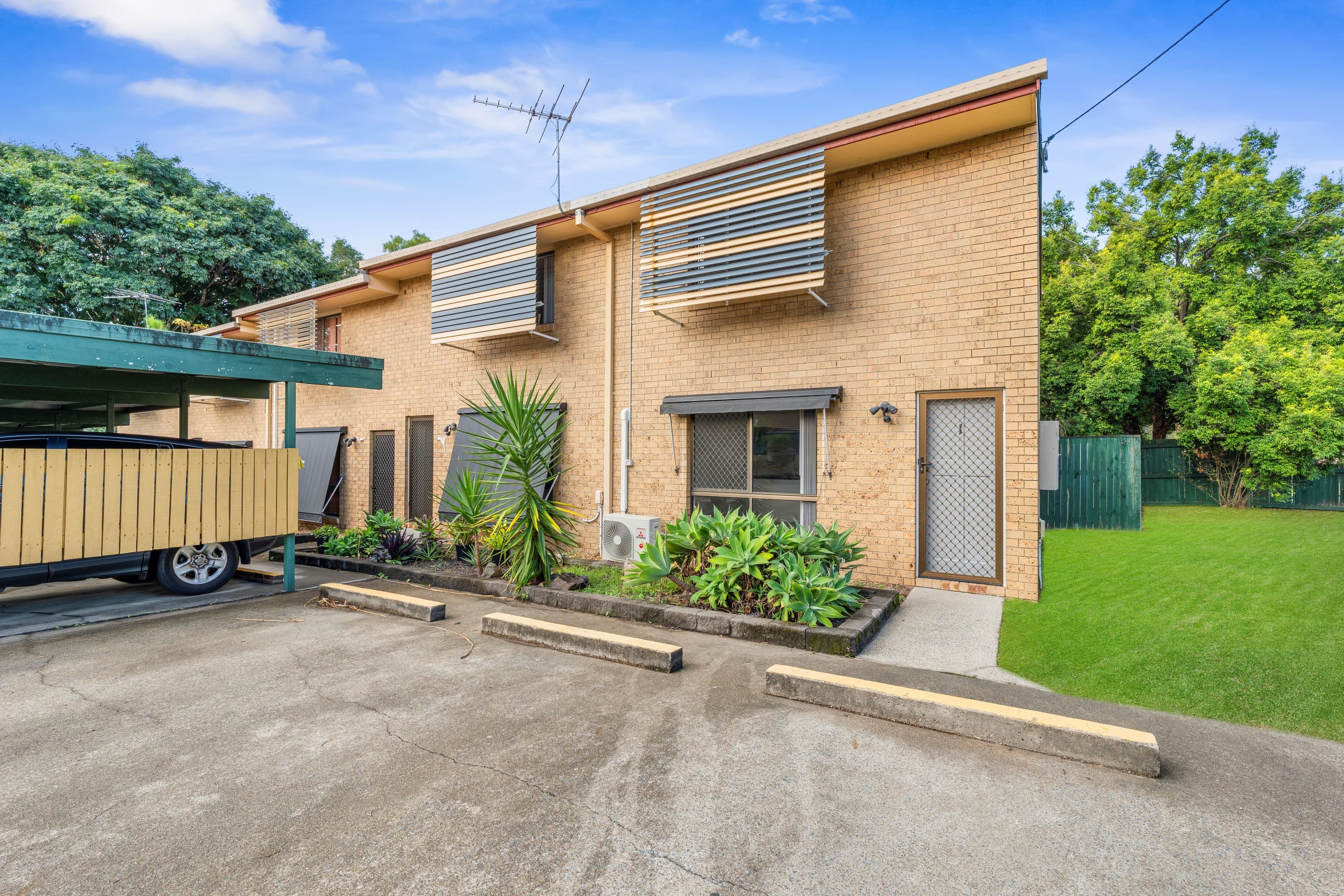 1/12 Arac Street, Woodridge — photo 1 of 5