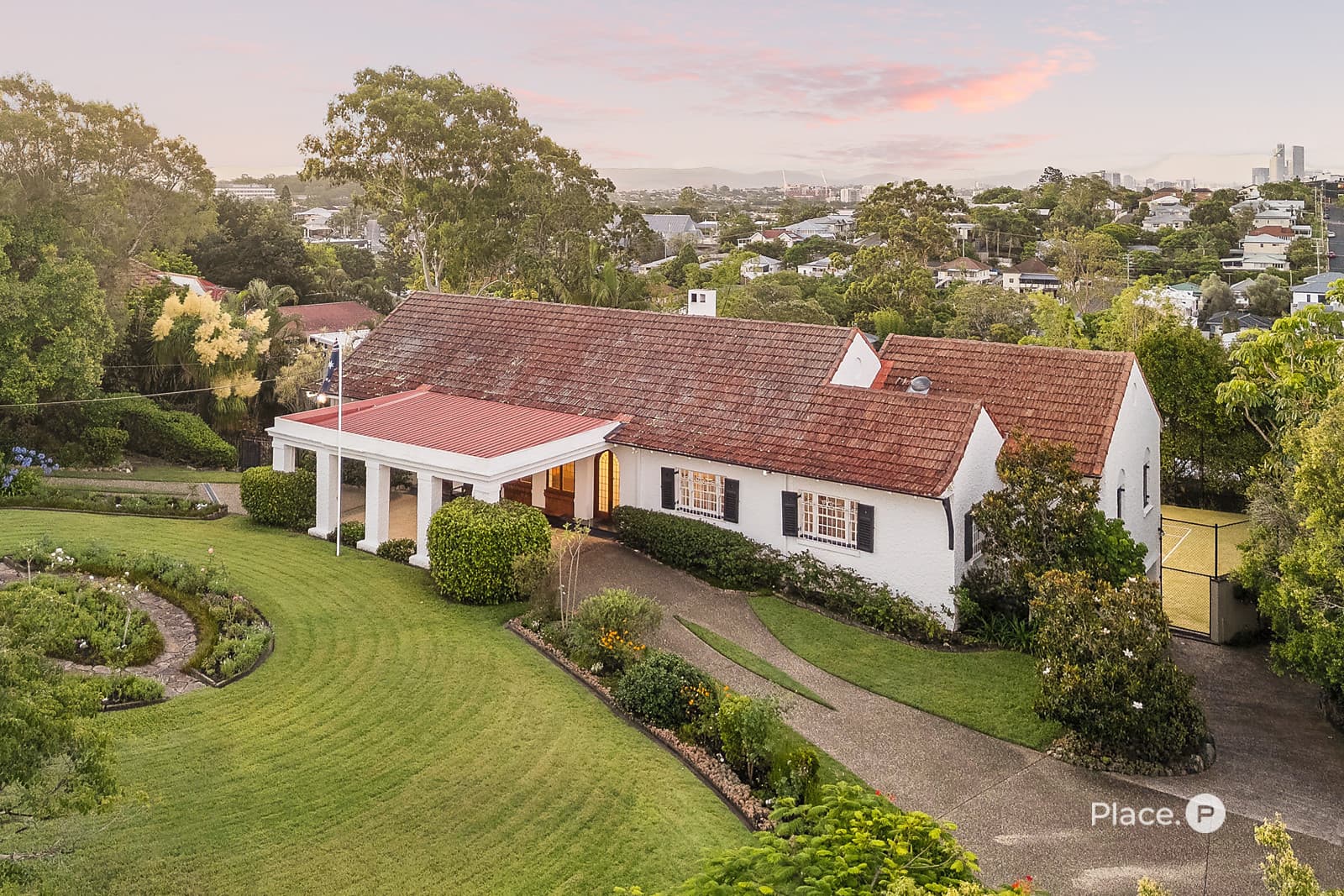 60 Beryl Crescent, Holland Park, Holland Park — photo 1 of 5