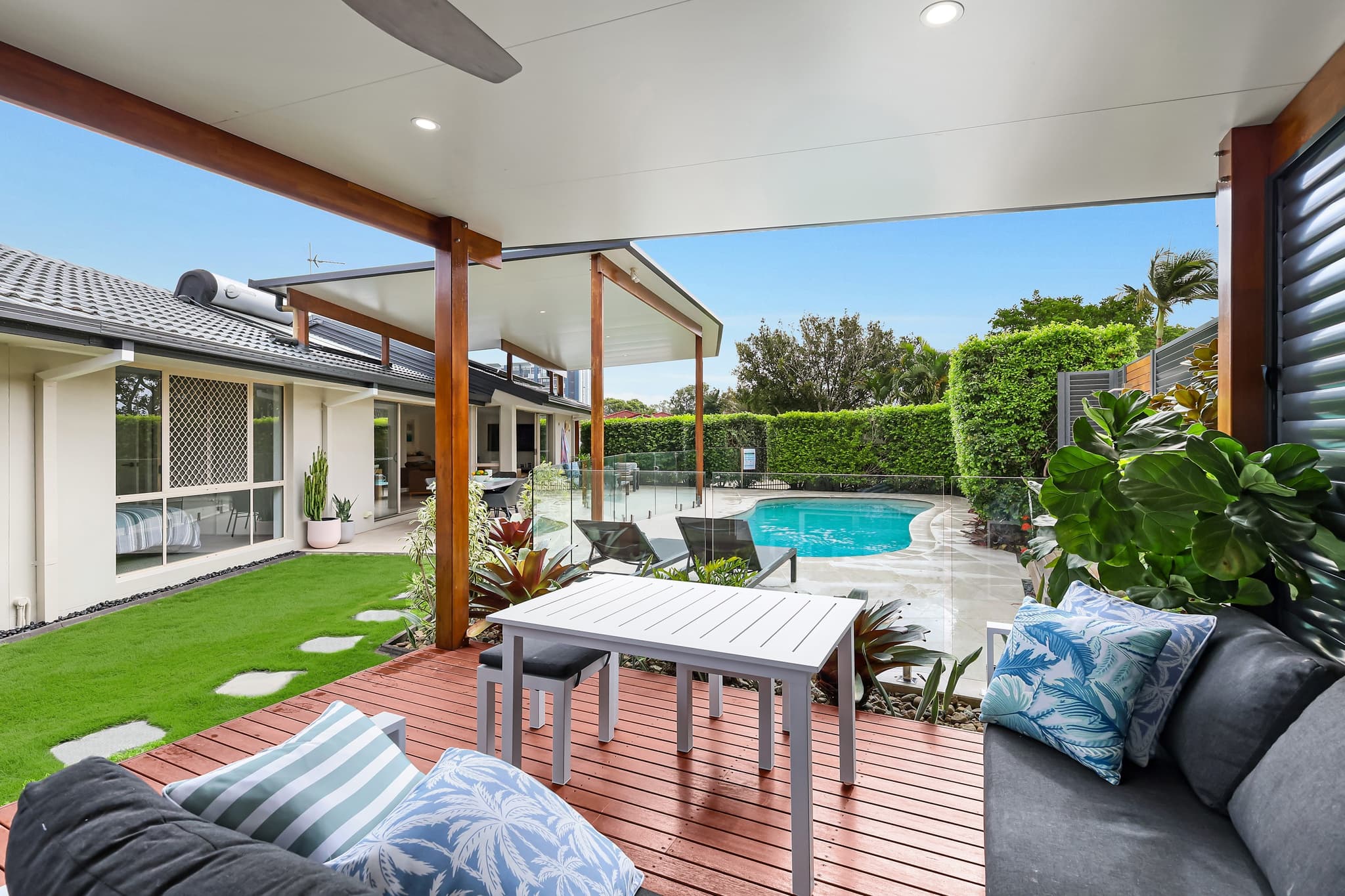 8 Beaconsfield Drive, Burleigh Waters, Burleigh Waters — photo 1 of 5