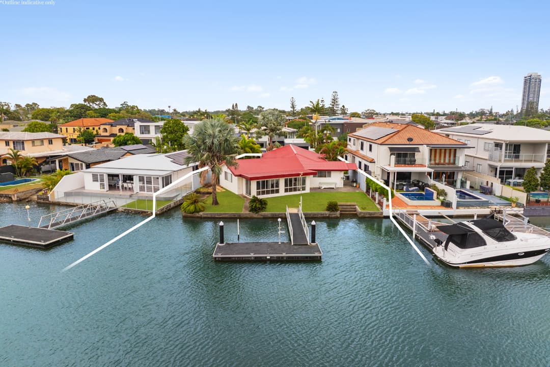 26 Vaggelas Crescent, Biggera Waters, Biggera Waters — photo 1 of 5