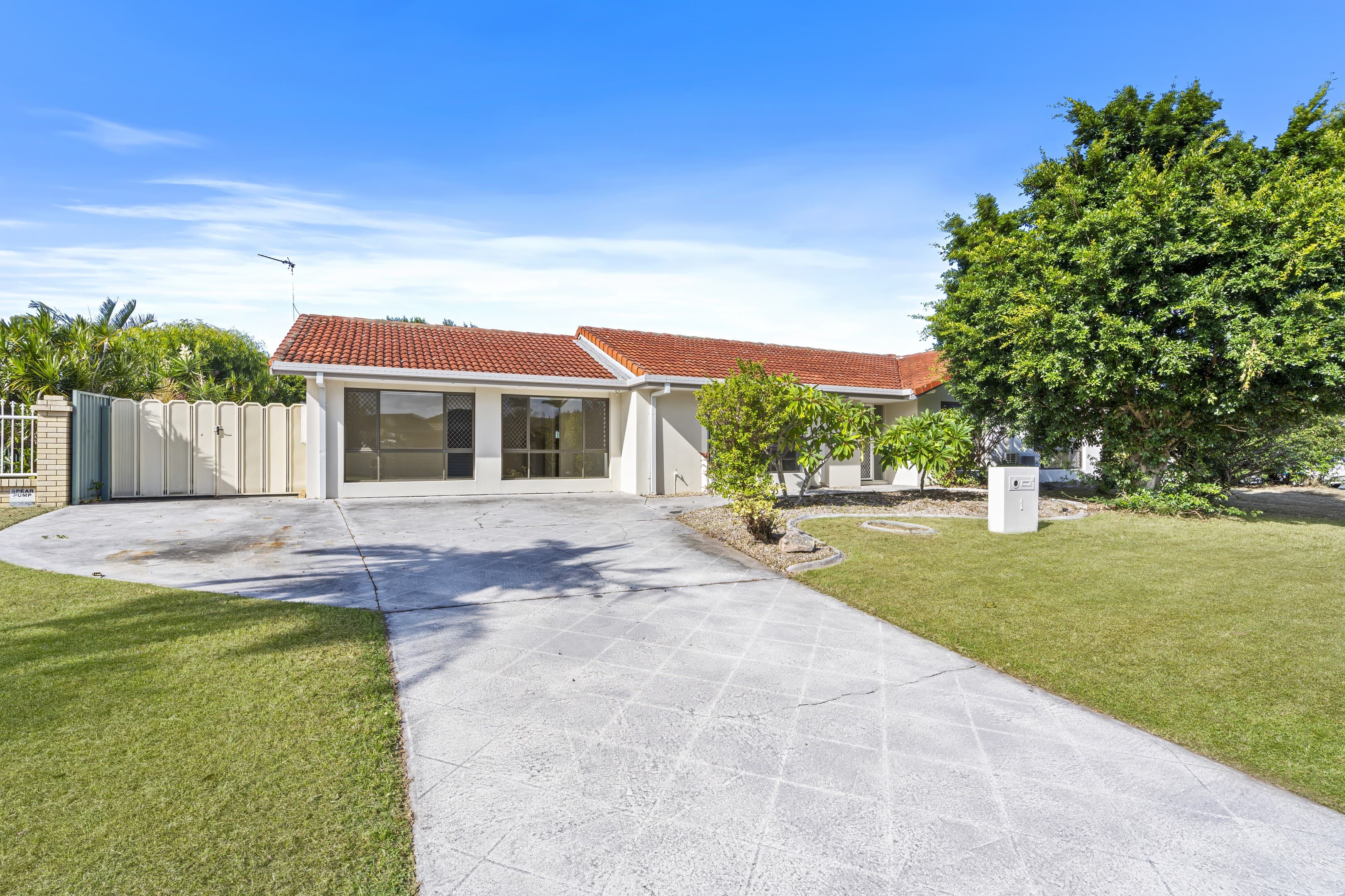 1 Koitaki Court, Runaway Bay, Runaway Bay — photo 1 of 5