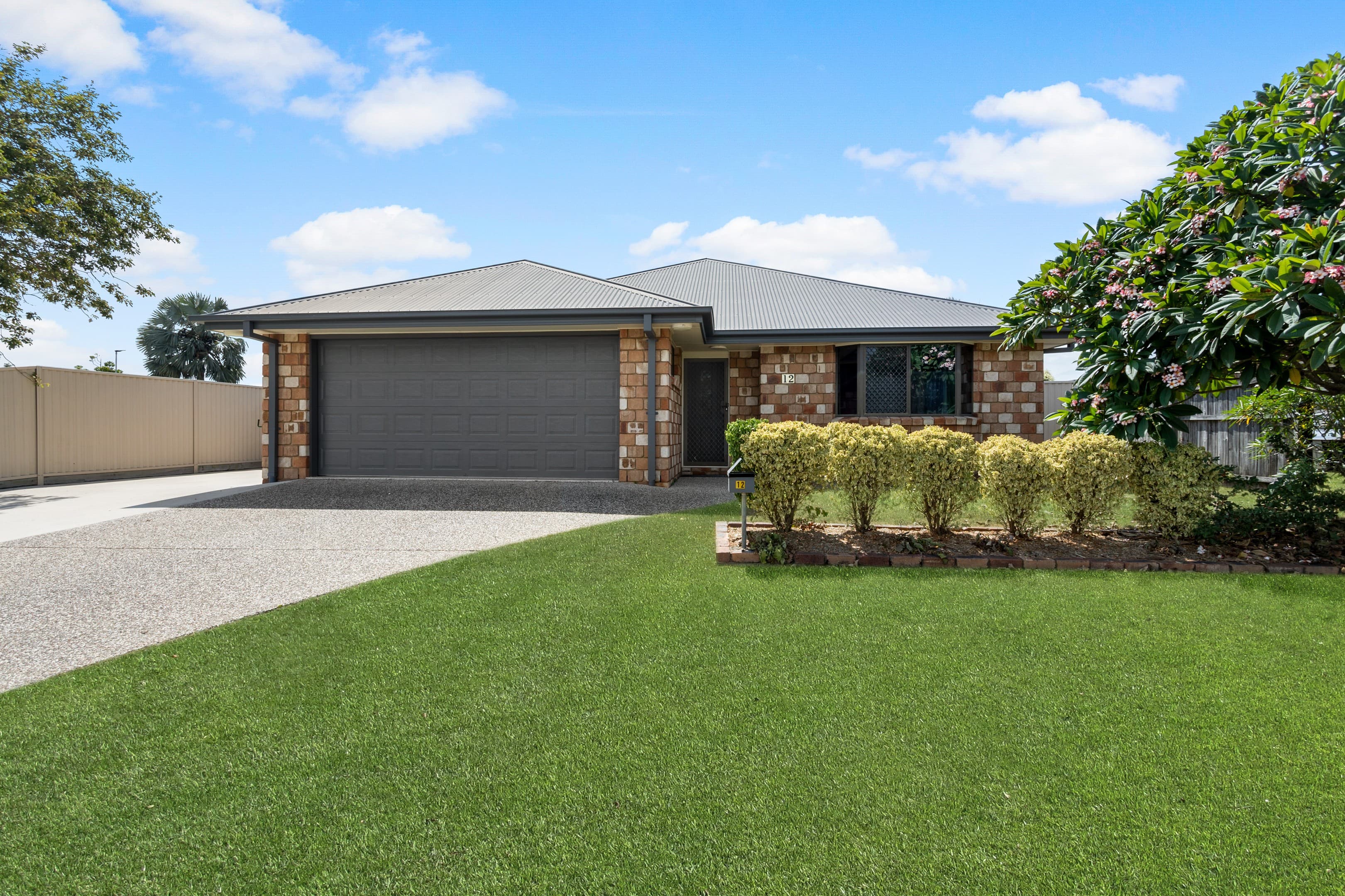 Rothwell, Rothwell — photo 1 of 5