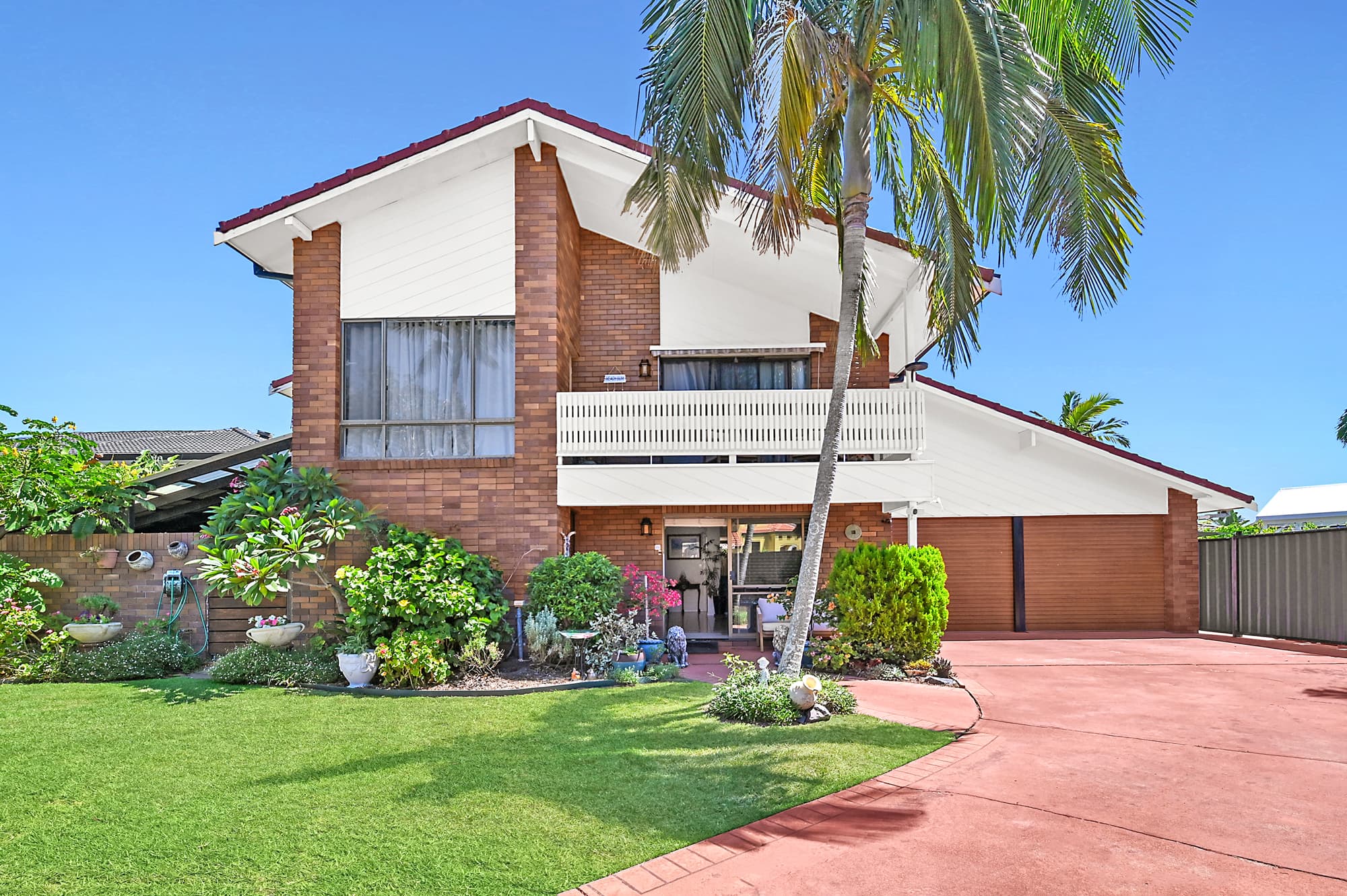 8 Daru Avenue, Runaway Bay — photo 1 of 5