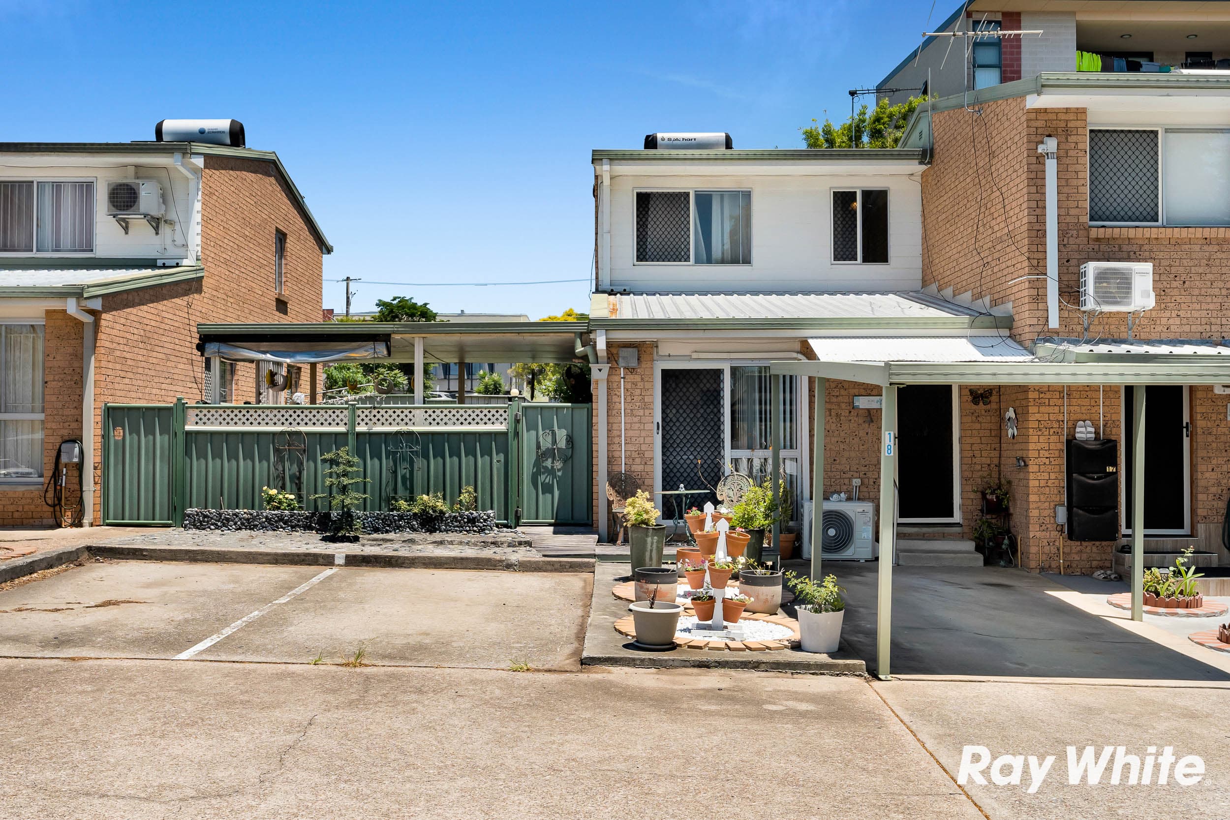 18/18 defiance road, Logan Central, Logan Central — photo 1 of 5