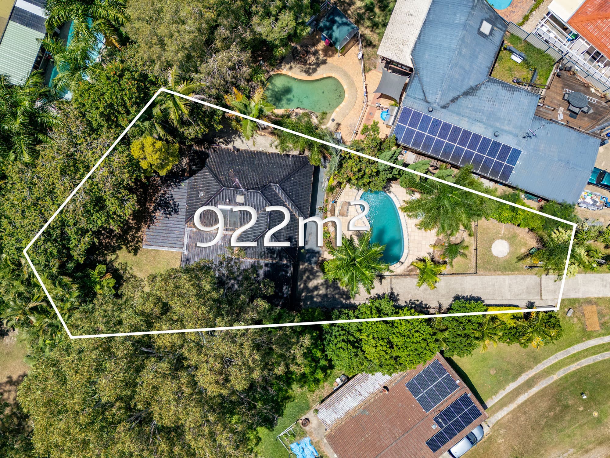 9 Galli Crescent, Carrara, Carrara — photo 1 of 5