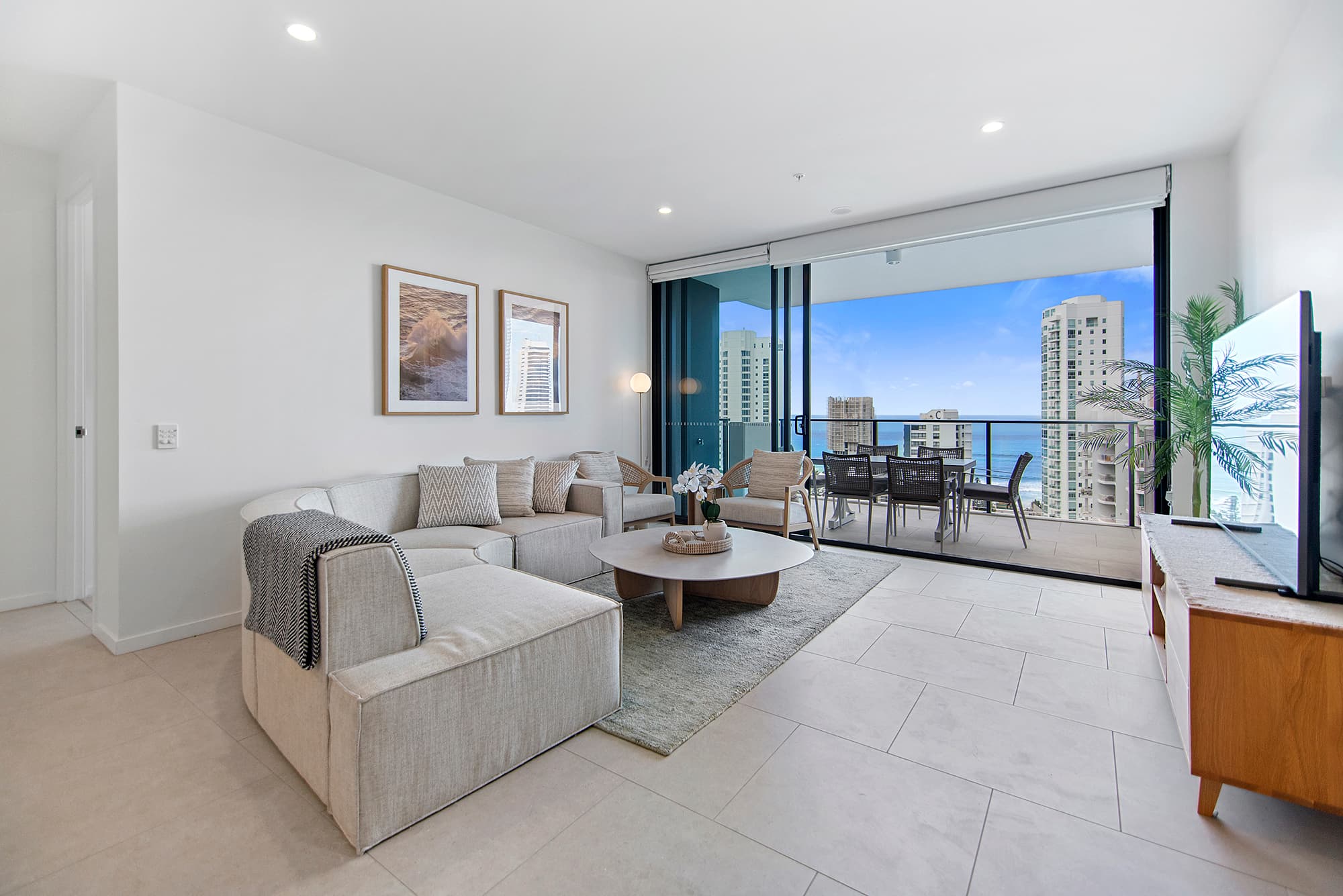 144/25 Woodroofe Avenue, Main Beach - Image 1