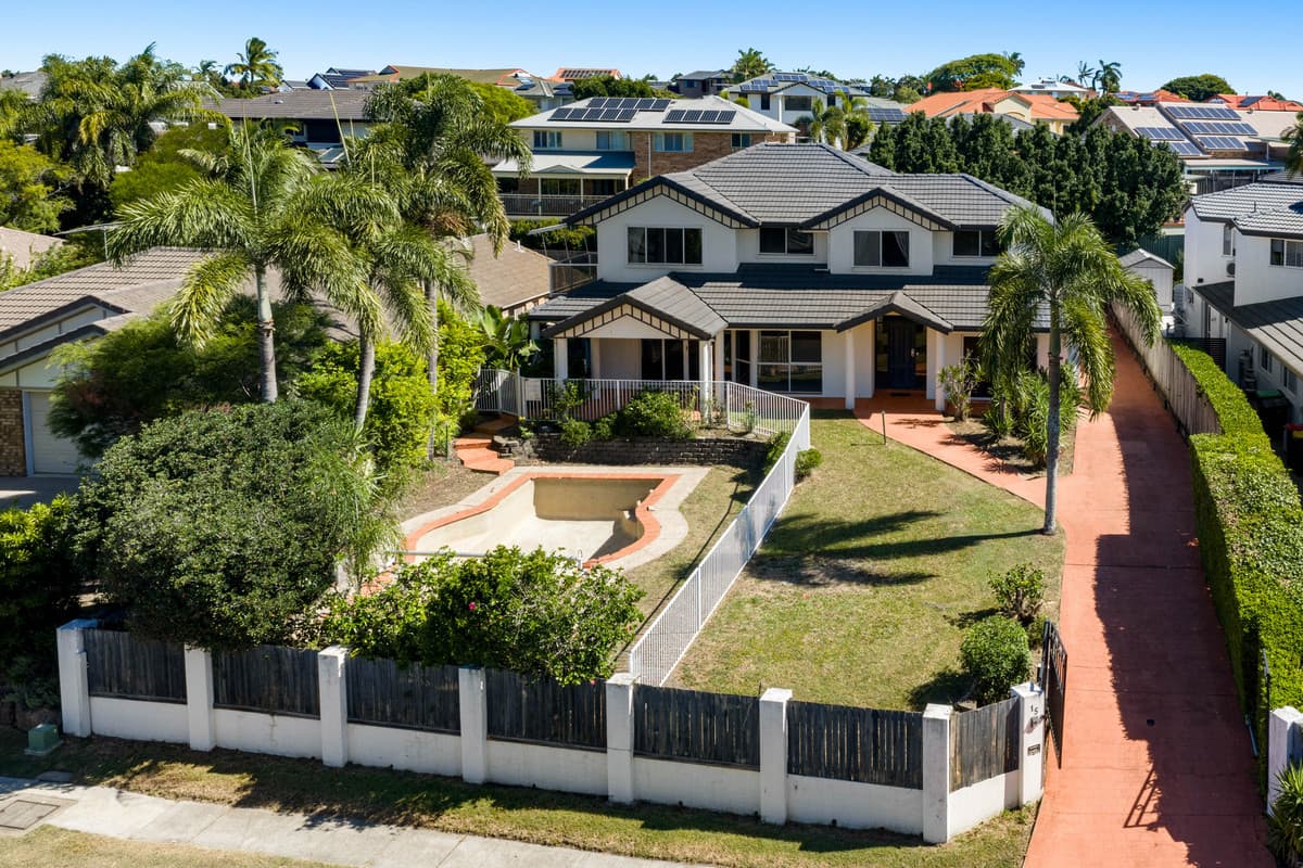 15 Amersham Crescent, Carindale, Carindale — photo 1 of 5