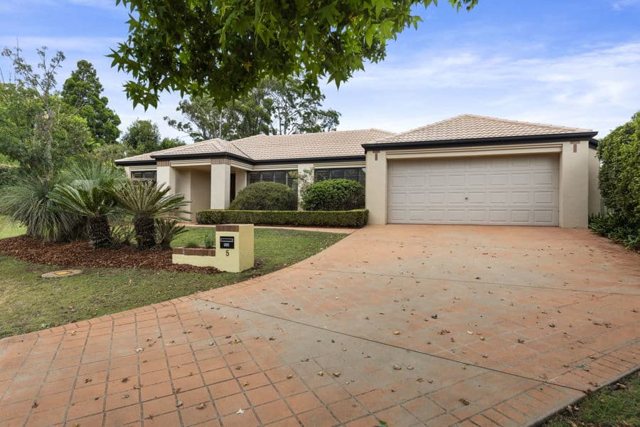 5 Turnberry Court, Middle Ridge, Middle Ridge — photo 1 of 5