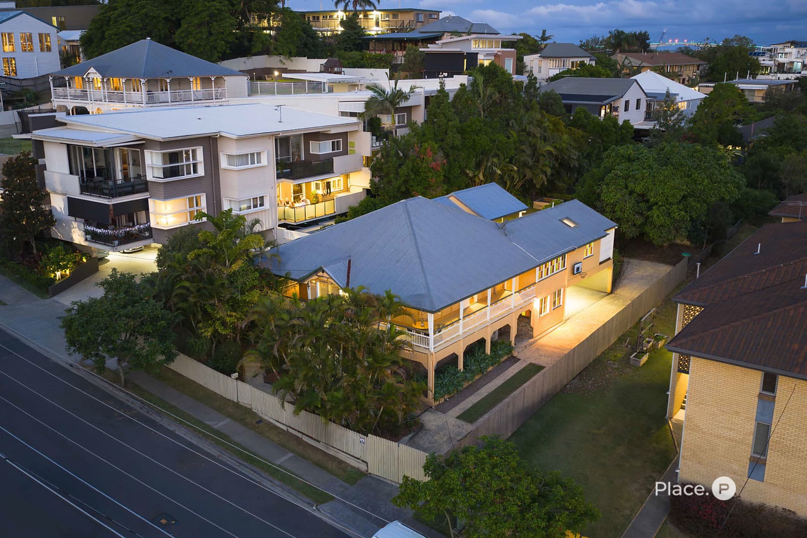 21 Wambool Street, Bulimba, Bulimba — photo 1 of 5