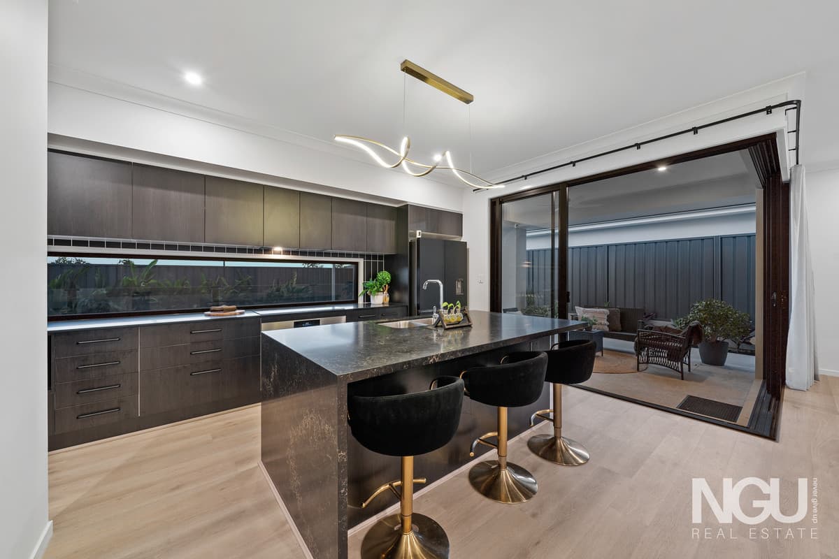 42 Highbury Court, Greenbank - Image 1