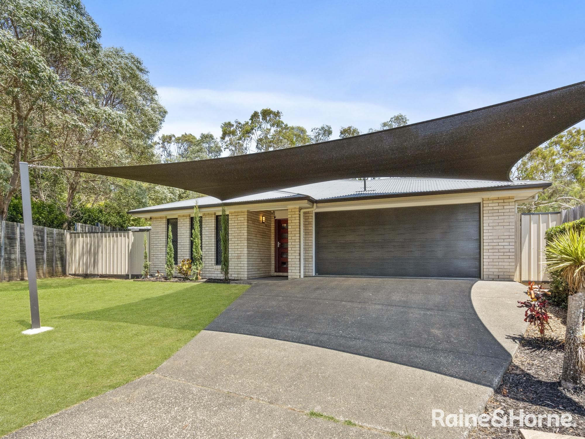 18 Valleygreen Close, Redland Bay, Redland Bay — photo 1 of 5