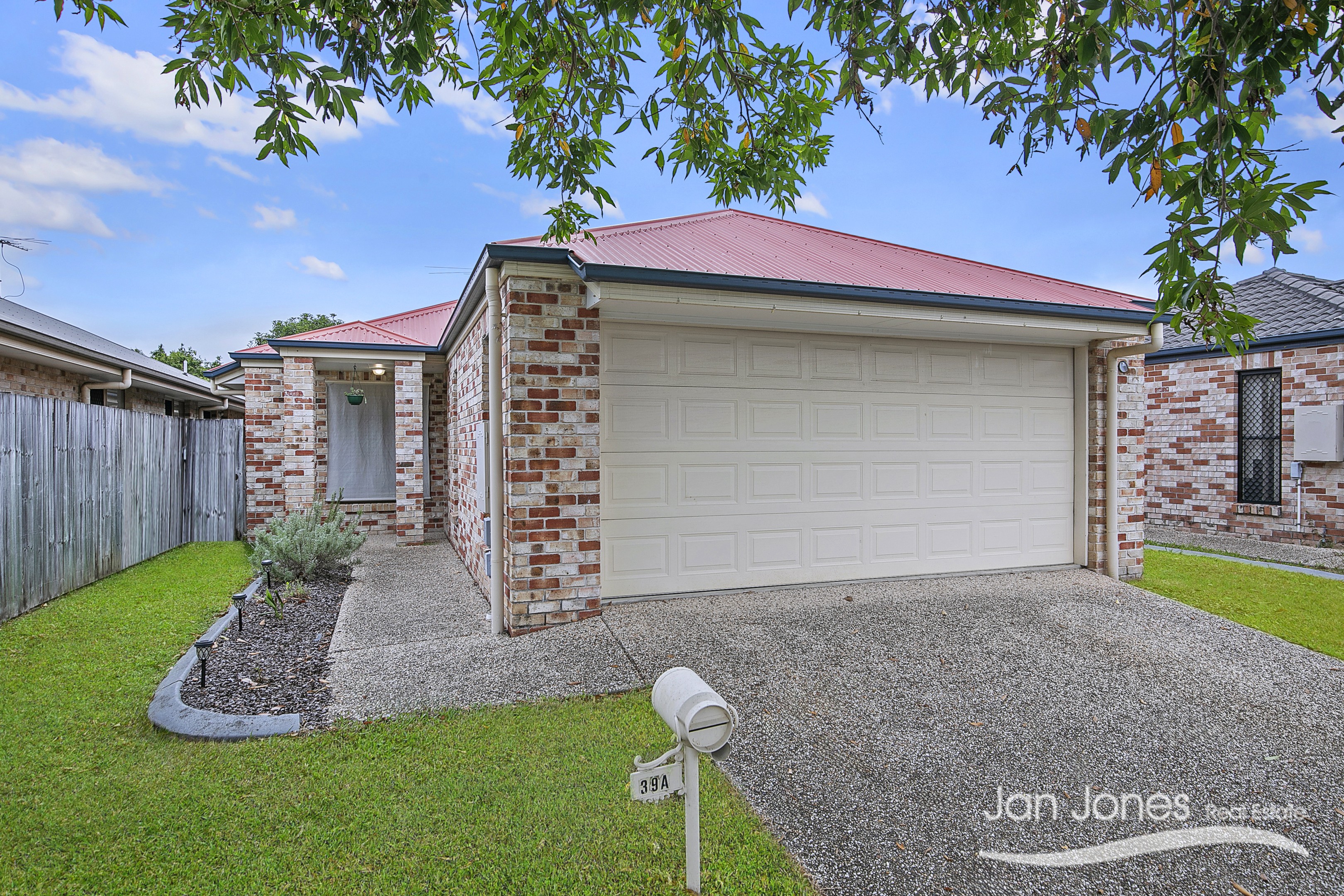 39A Leichhardt Ave, Rothwell, Rothwell — photo 1 of 5