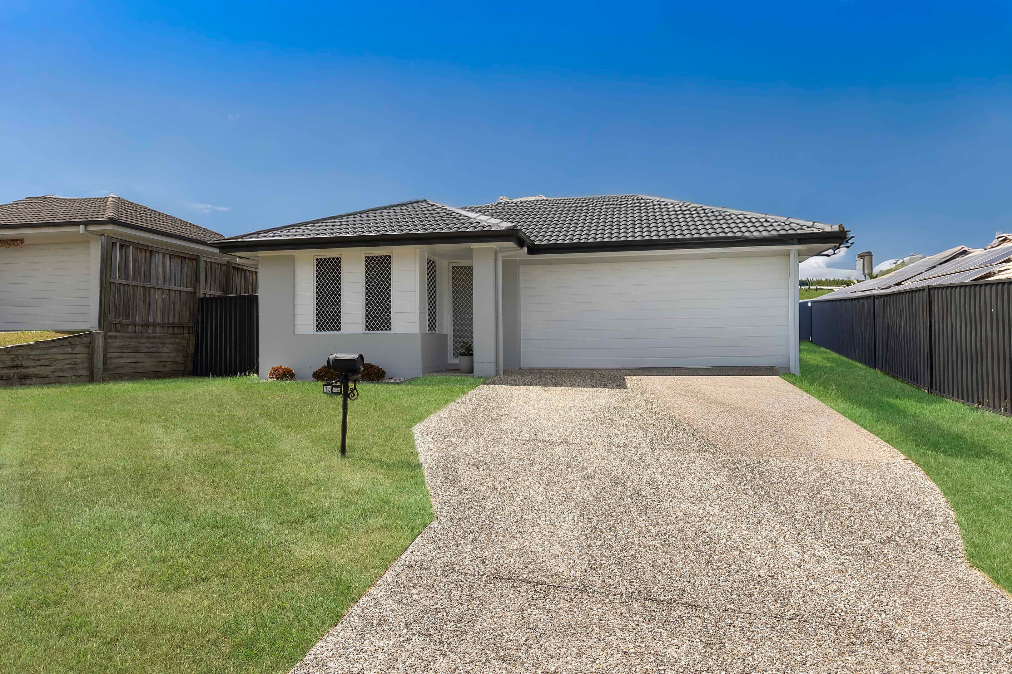 15 Hawkesbury Avenue, Pacific Pines — photo 1 of 5