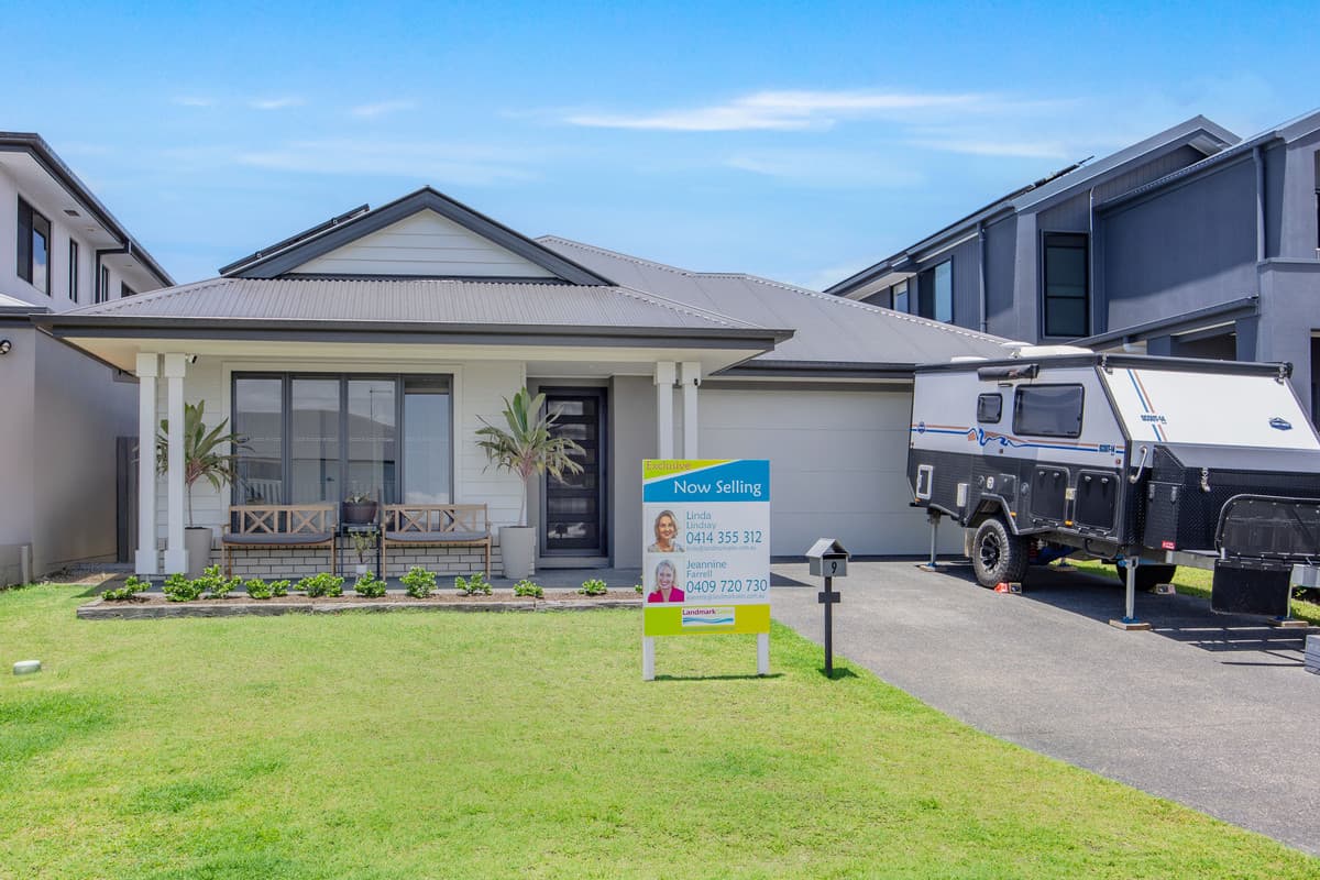 9 Viridian Circuit, Helensvale, Helensvale — photo 1 of 5