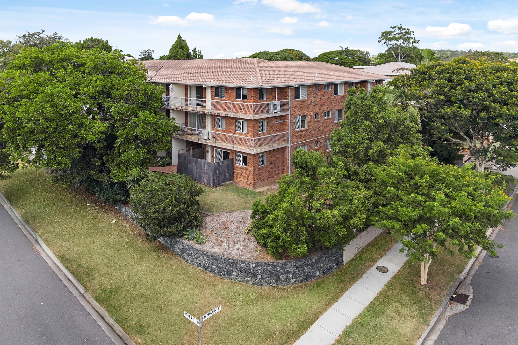 1/16 Swain Street, Holland Park West - Image 1