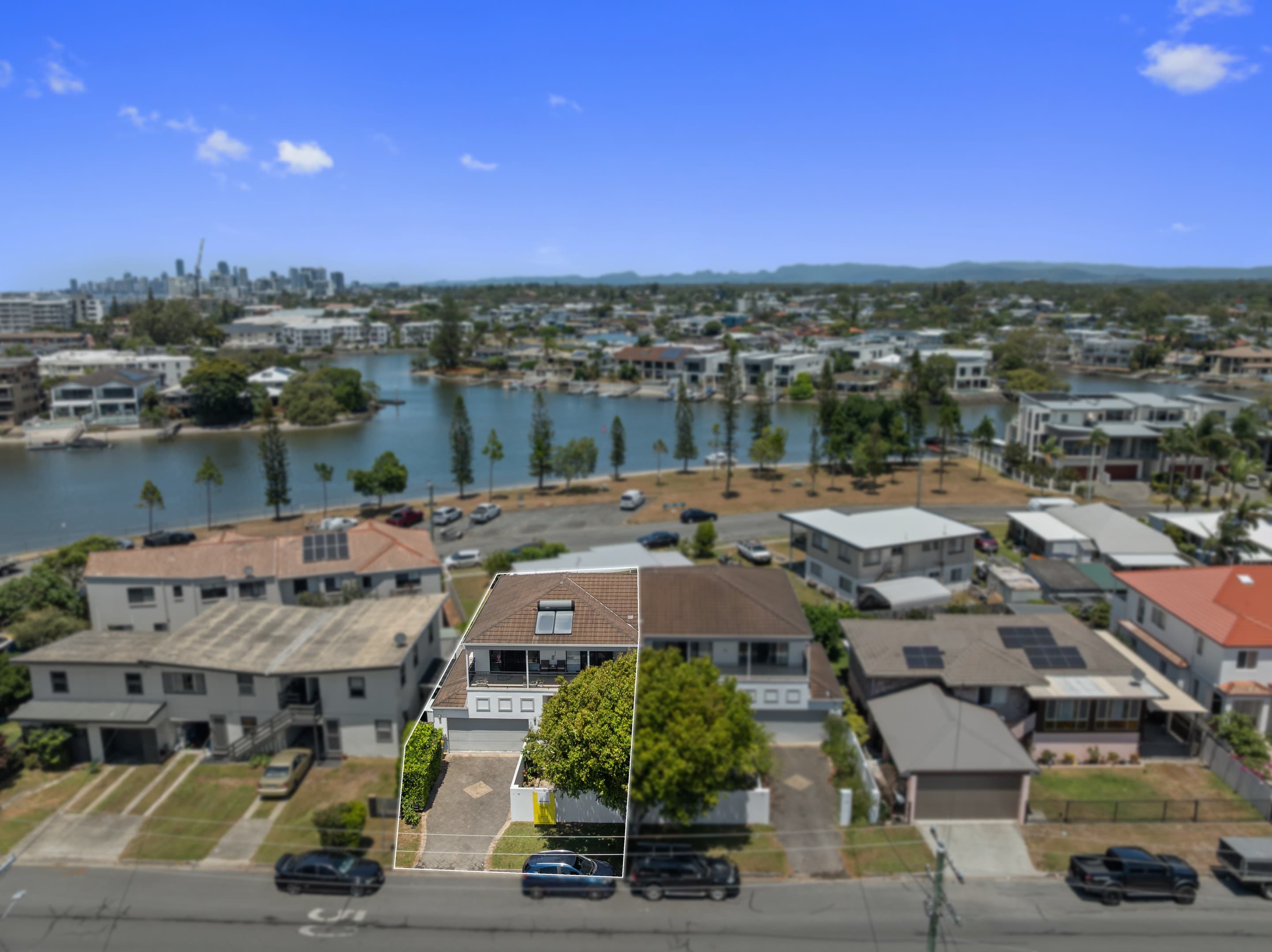 1/18 Ocean Street, Runaway Bay - Image 1