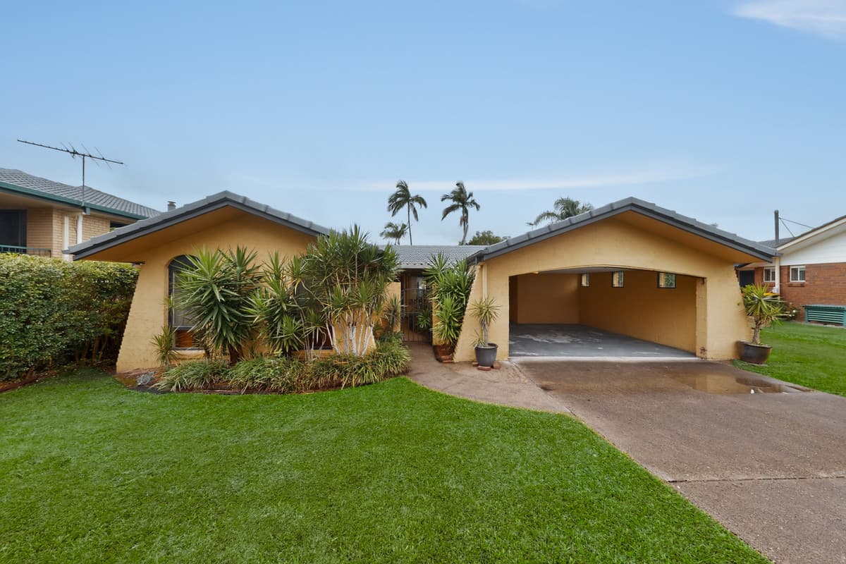 18 Uther Street, Carindale, Carindale — photo 1 of 5