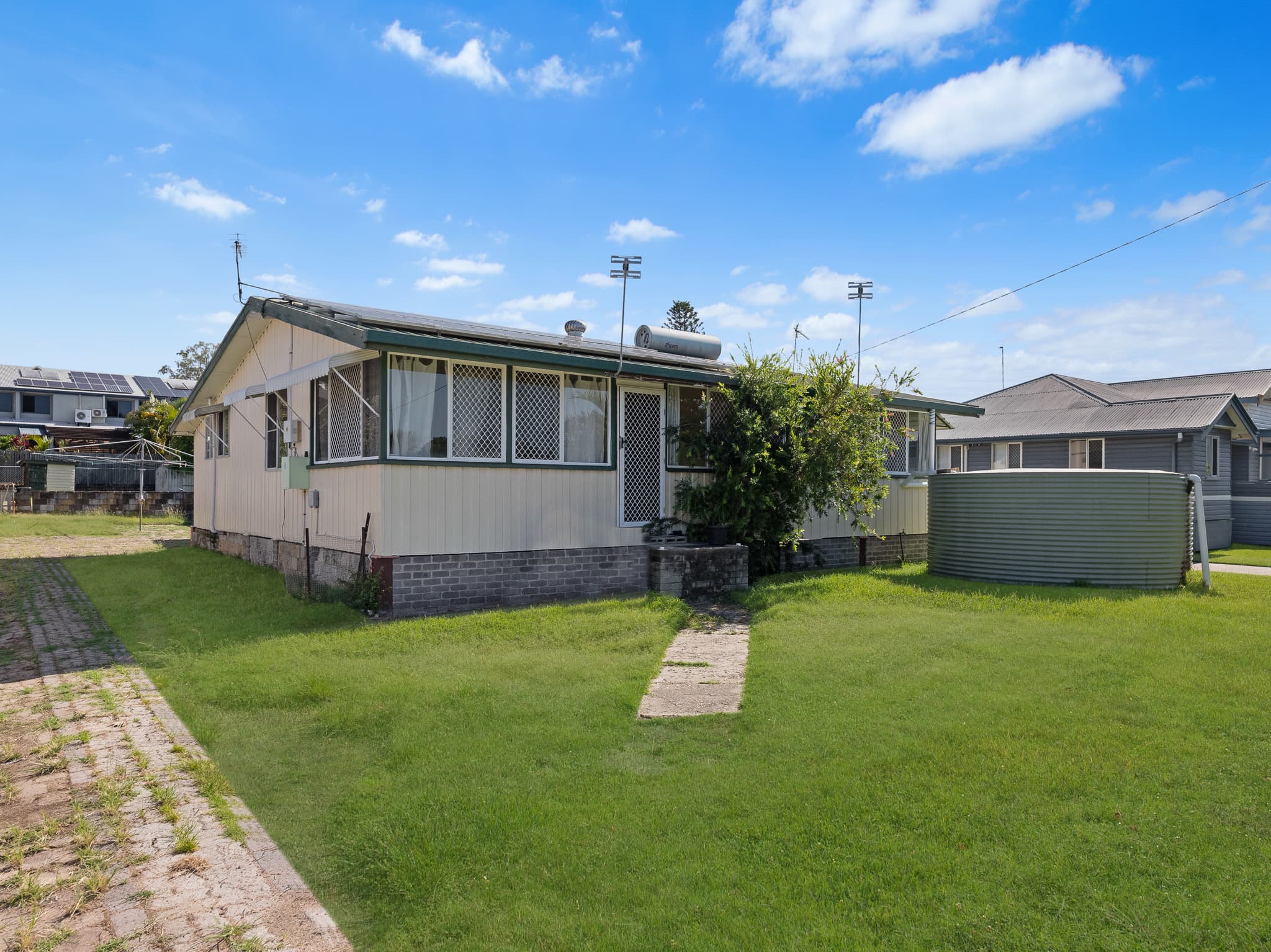 125 Torquay Road, Scarness — photo 1 of 5
