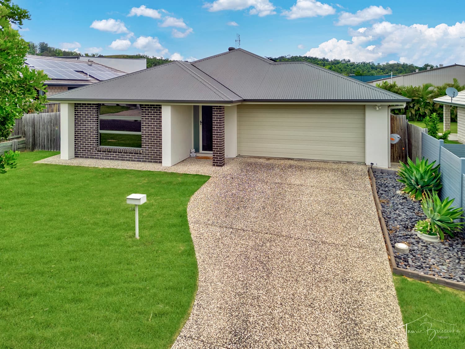 24 Hastings Avenue, Plainland, Plainland — photo 1 of 5