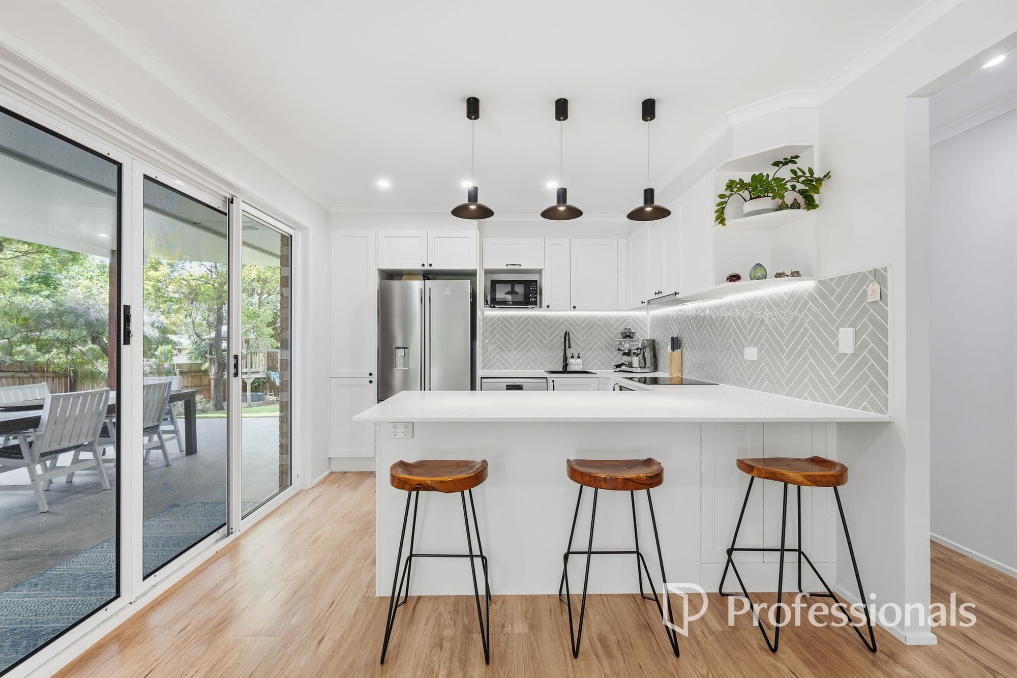 9 Lynwood Court, Ferny Hills, Ferny Hills — photo 1 of 5