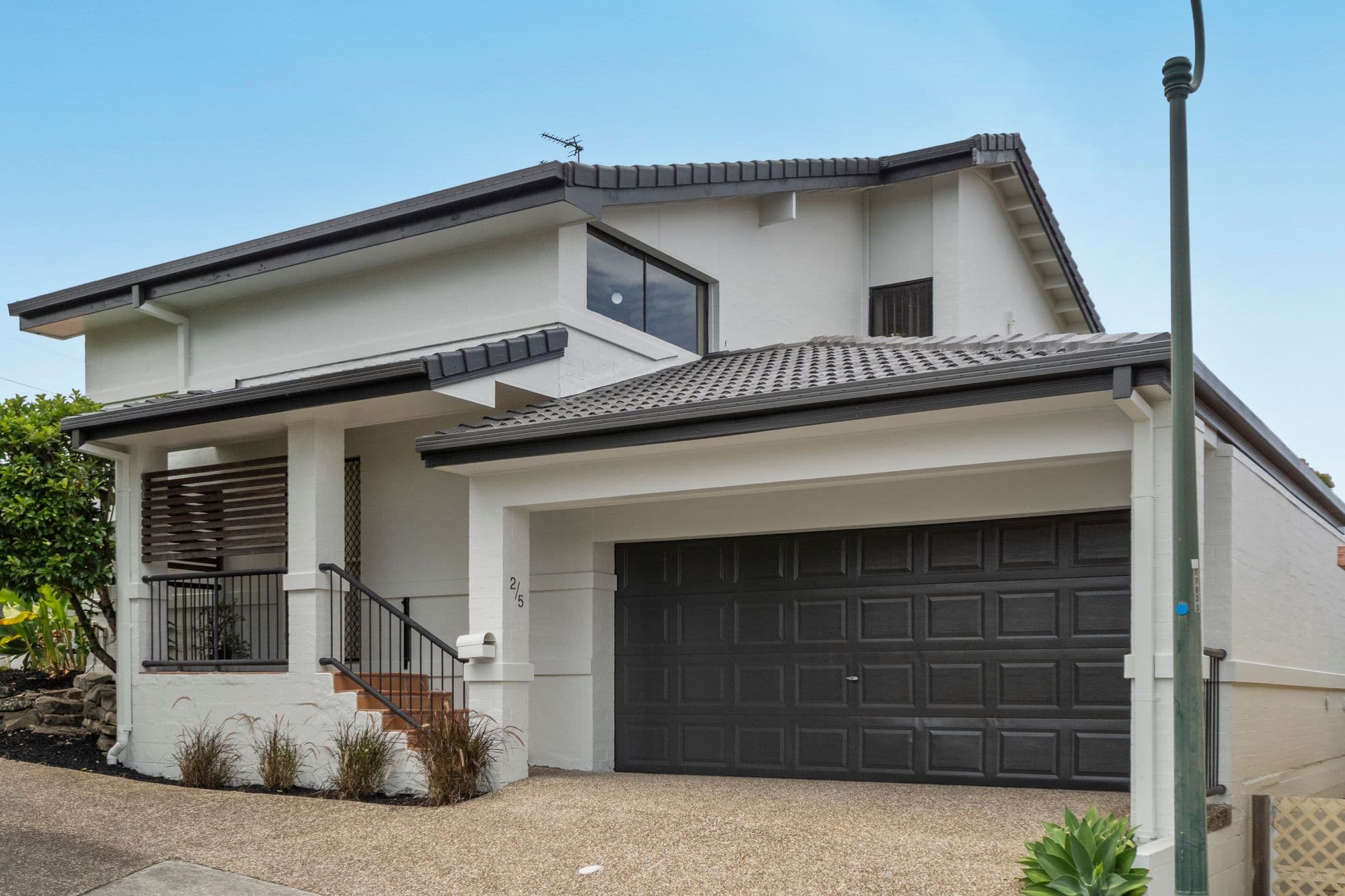2/5 Brittney Court, Ashmore — photo 1 of 5