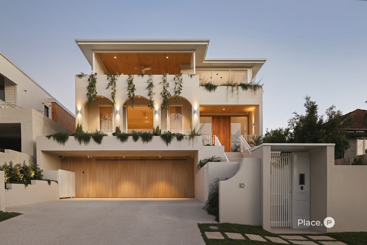 10 Allamanda Street, Fairfield — photo 1 of 5