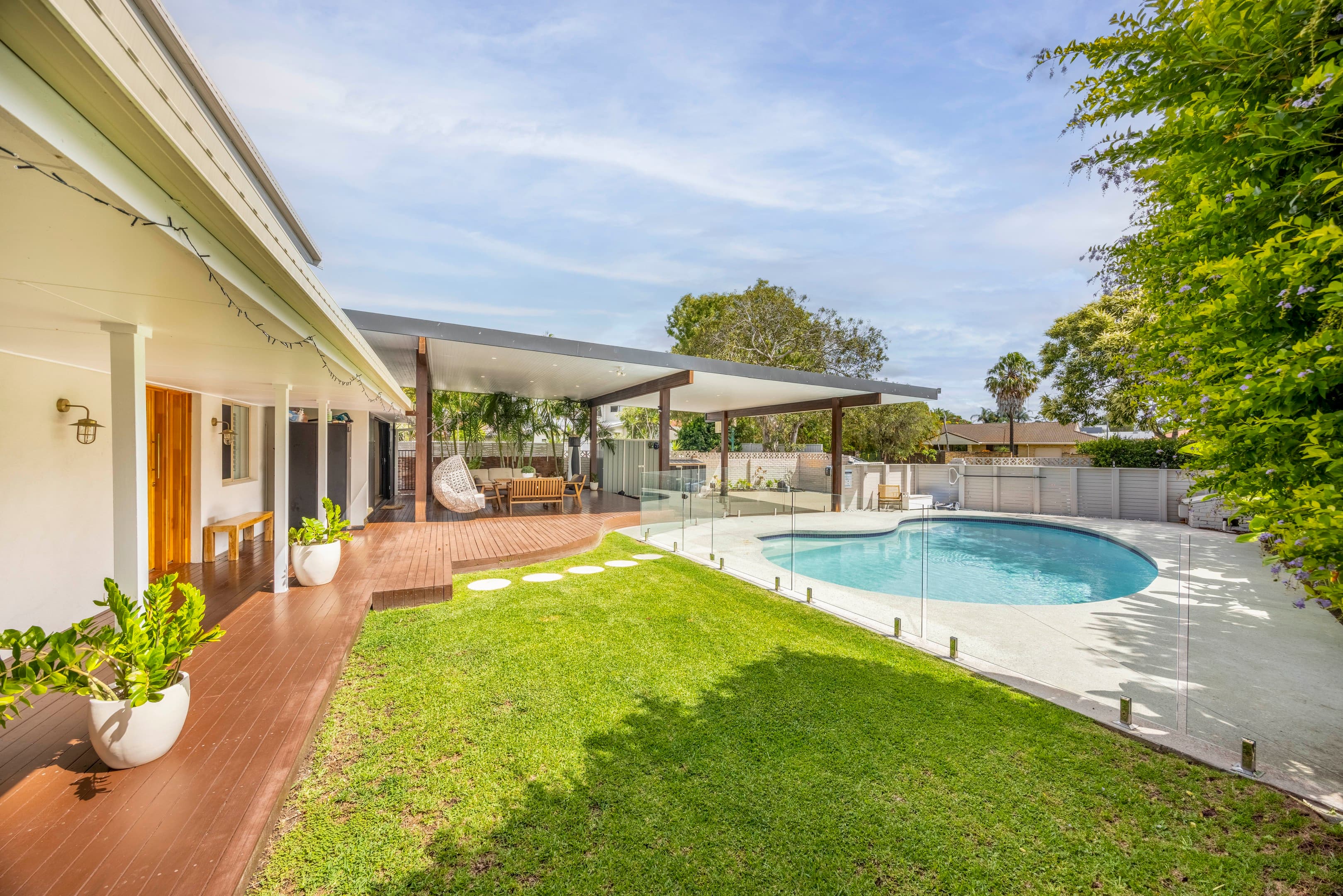 18 Wanneroo Court, Mermaid Waters — photo 1 of 5