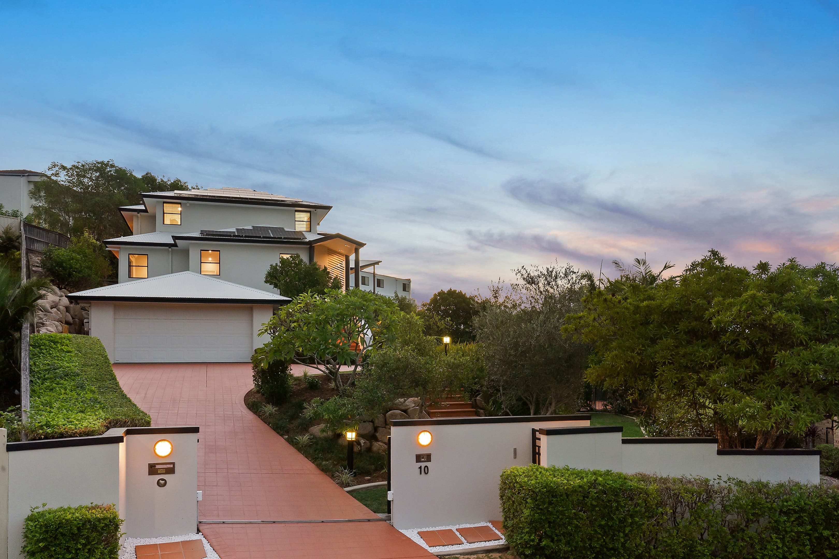 10 Tiara Close, Mount Ommaney, Mount Ommaney — photo 1 of 5