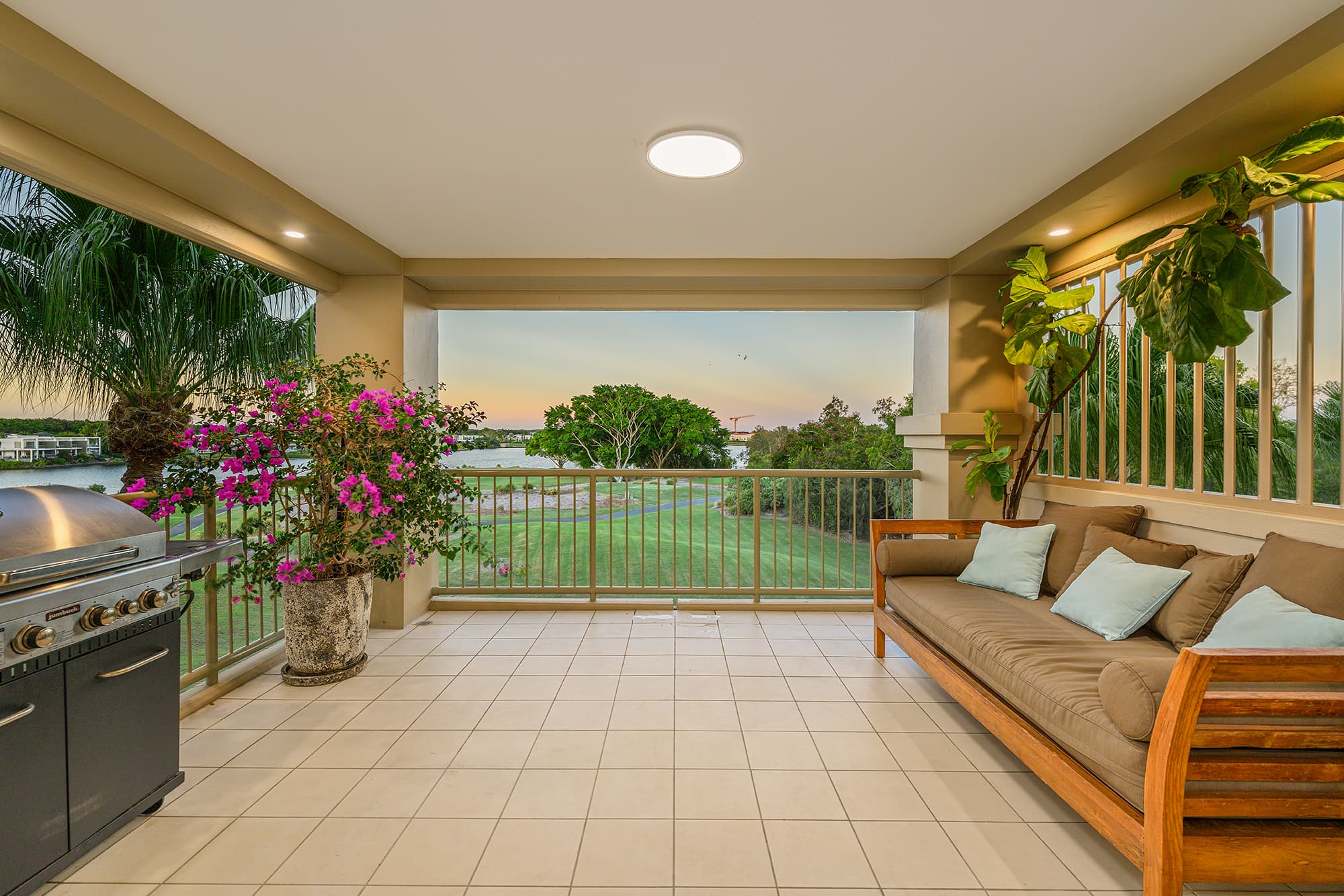 8433 Magnolia Drive East, Hope Island - Image 1