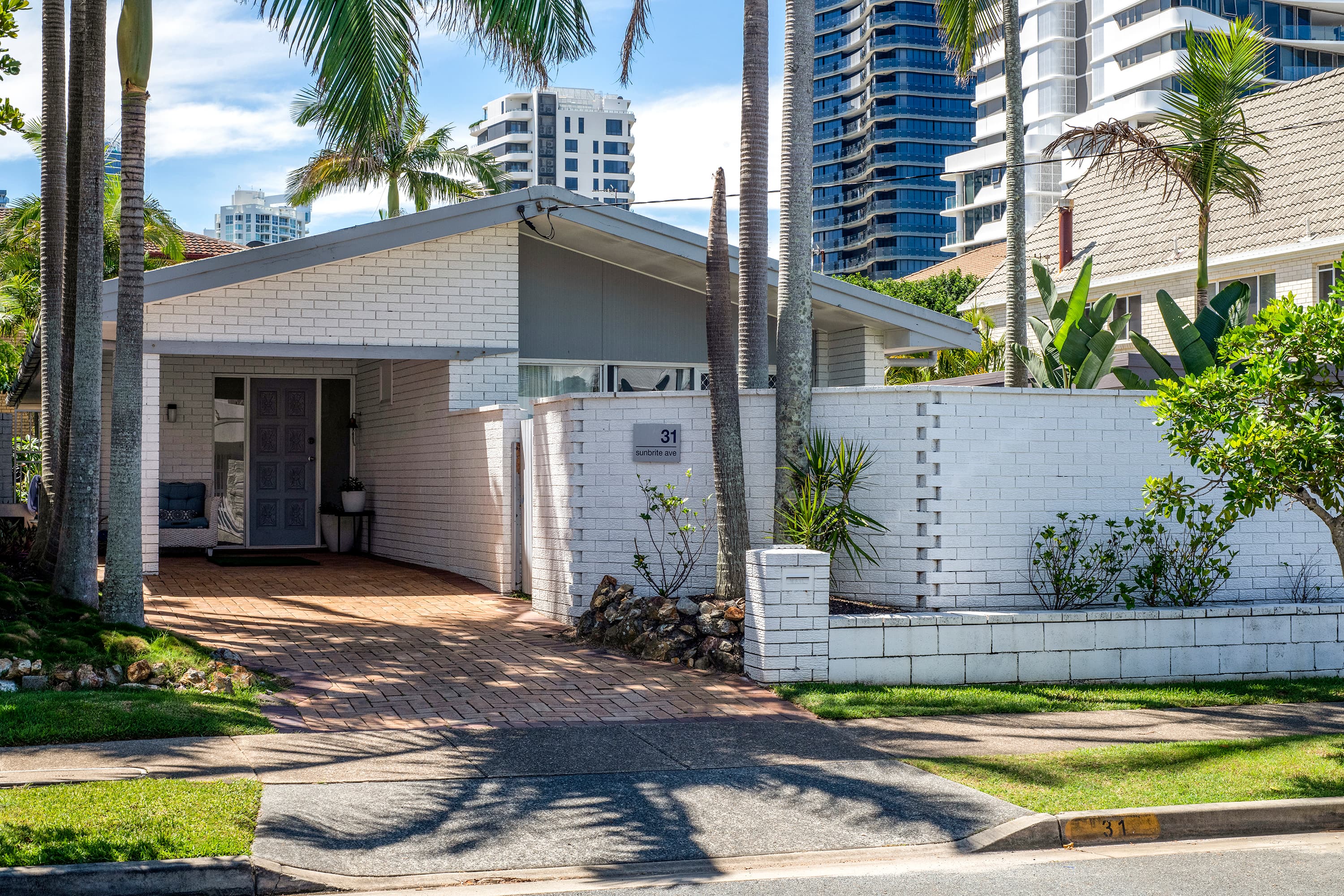 31 Sunbrite Avenue, Mermaid Beach — photo 1 of 5