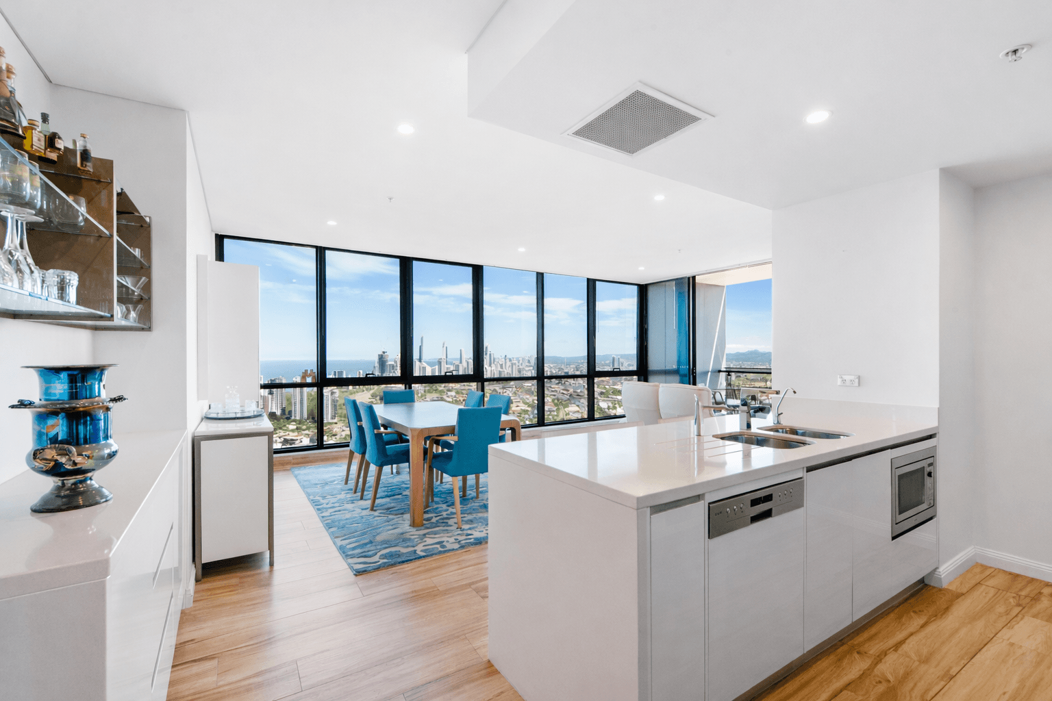 4210/2 Como Crescent, Southport - Image 1