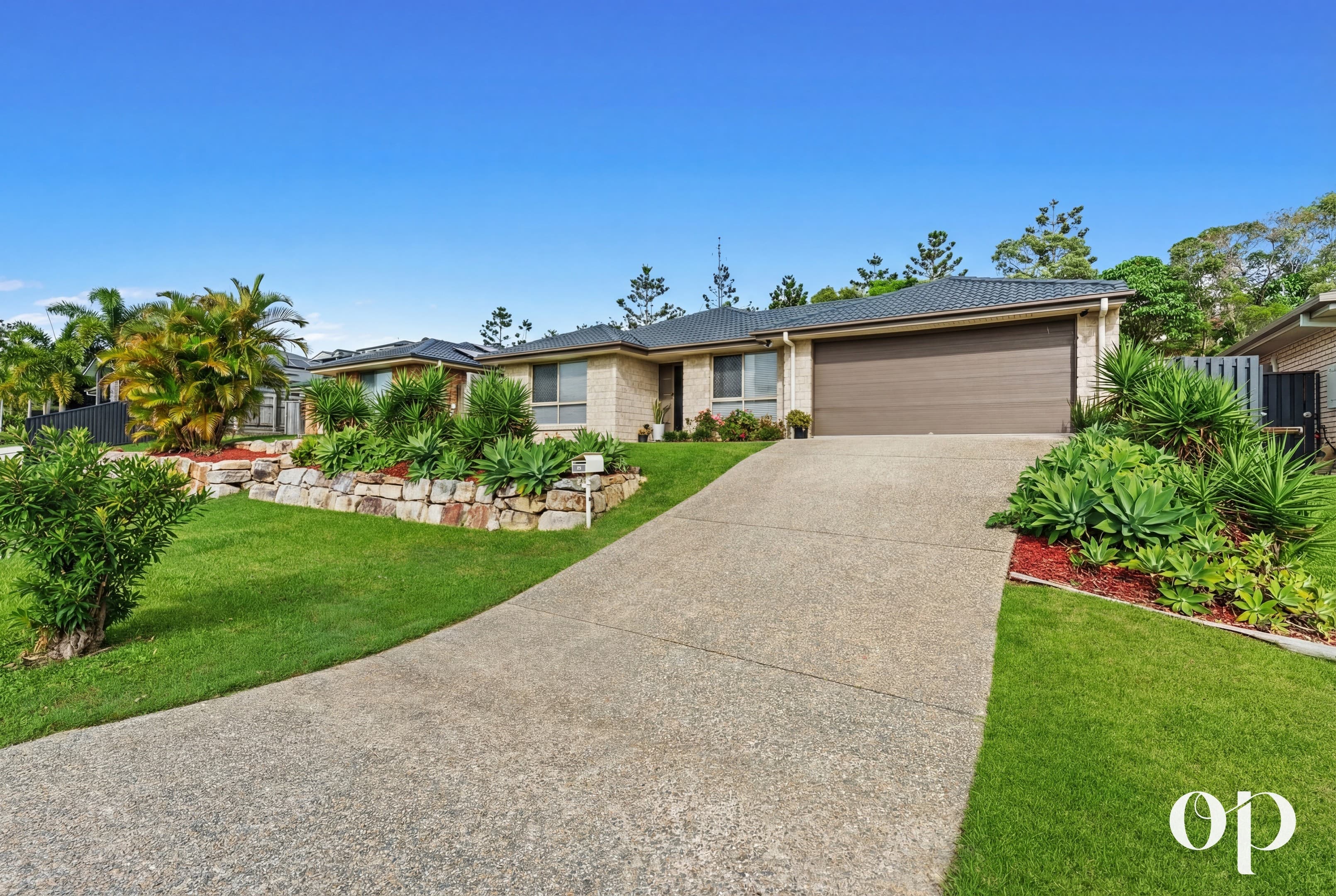 19 Hadrian Crescent, Pacific Pines — photo 1 of 5