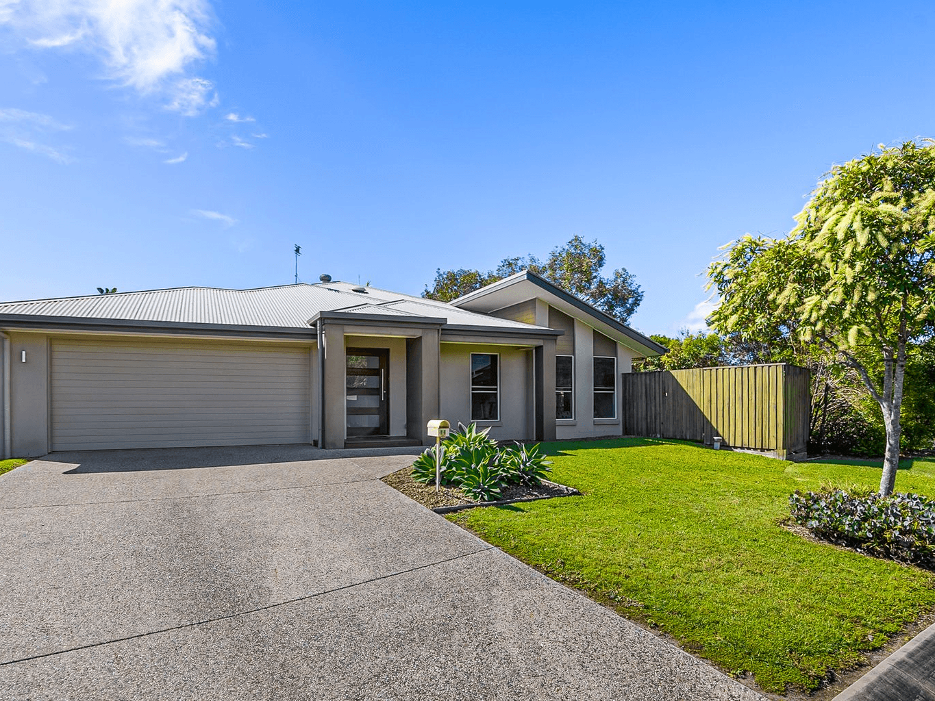 44 Hillsborough Circuit, Mountain Creek — photo 1 of 5