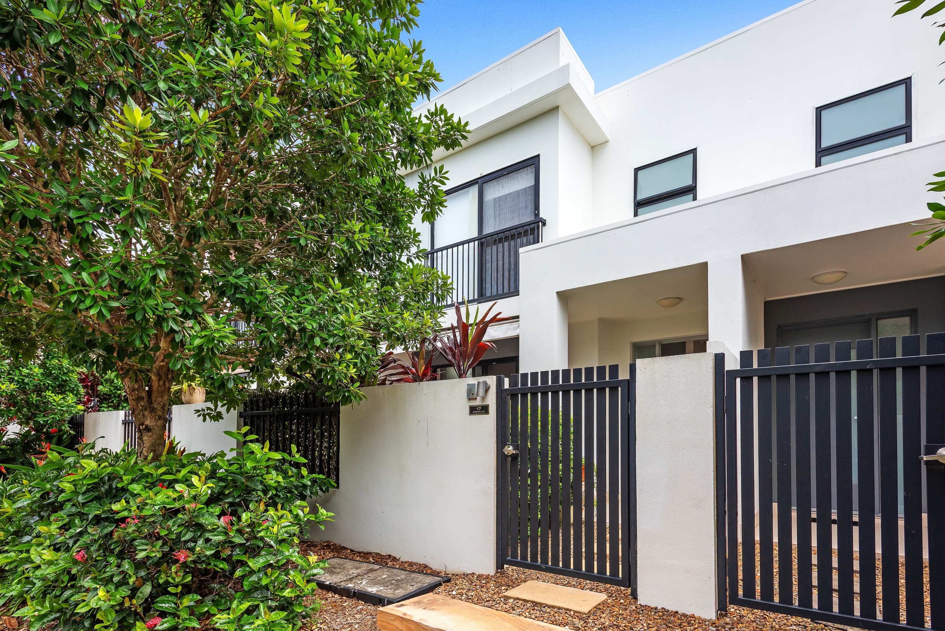 17 Mayfair Lane, Hope Island — photo 1 of 5