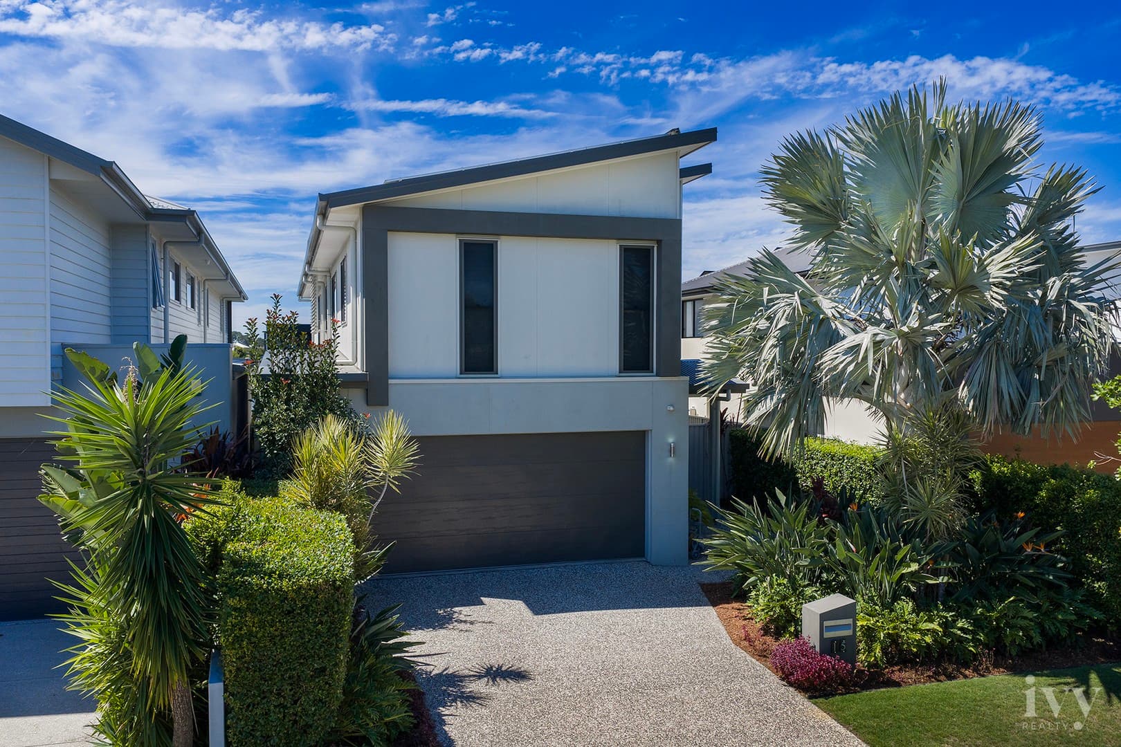 15 Waters Close, Hope Island - Image 1