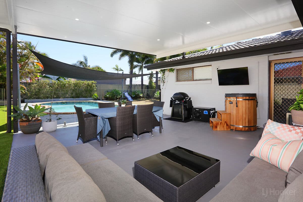 24 Burrendong Road, Coombabah — photo 1 of 5