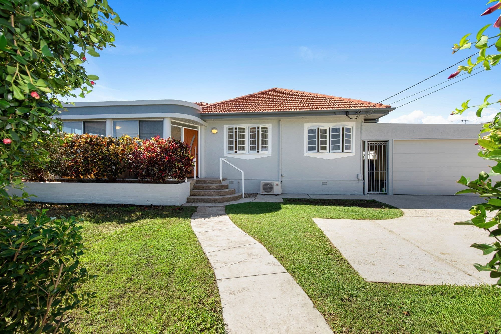 320 Stanley Road, Carina, Carina — photo 1 of 5