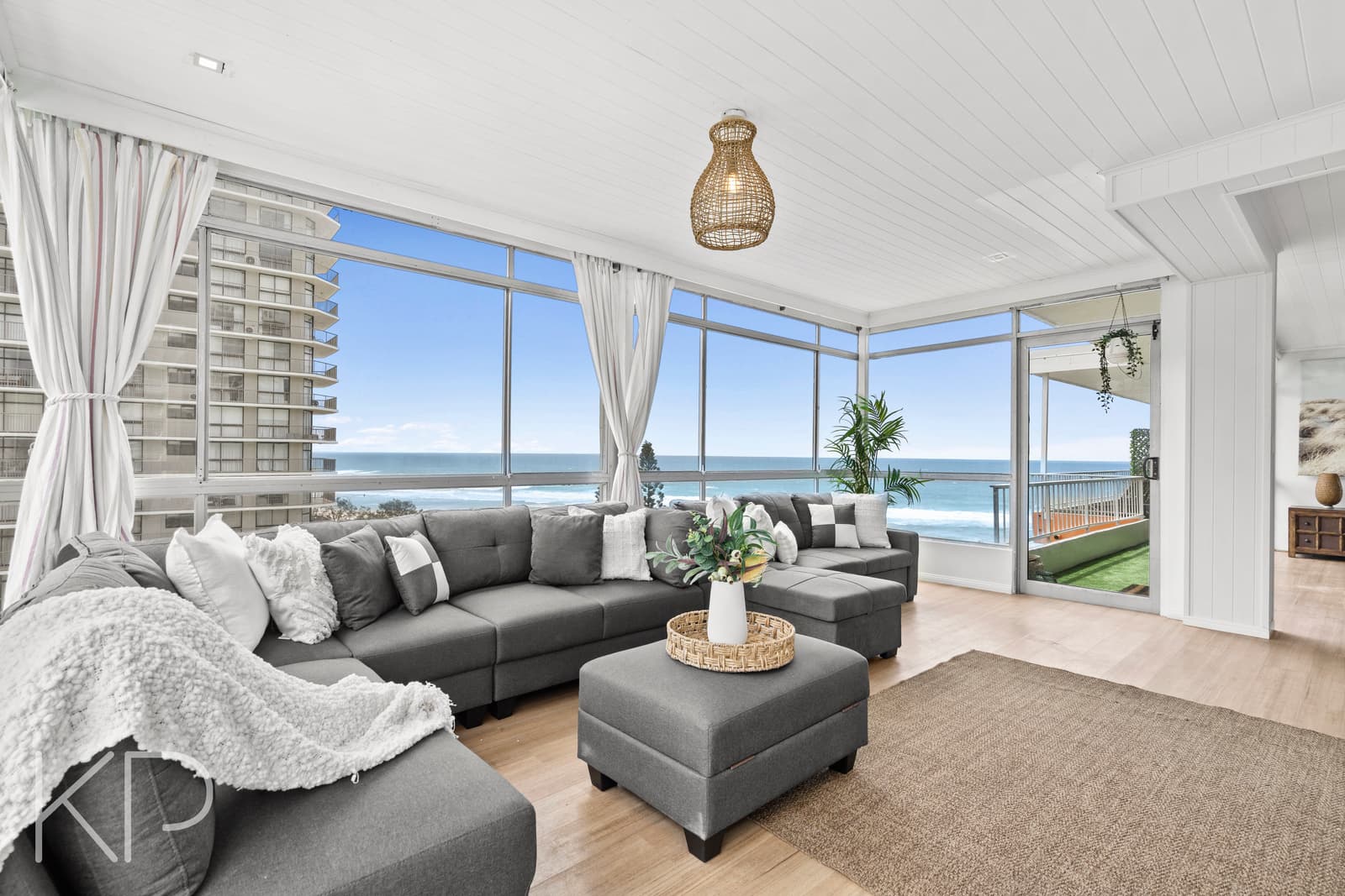 43A & 43B/64 The Esplanade, Surfers Paradise — photo 1 of 5