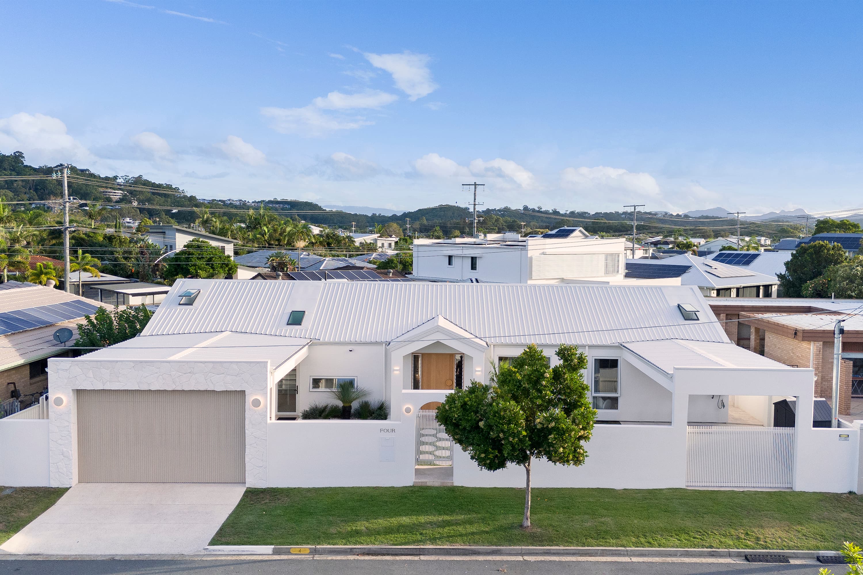 4 Curlew Crescent, Burleigh Waters, Burleigh Waters — photo 1 of 5