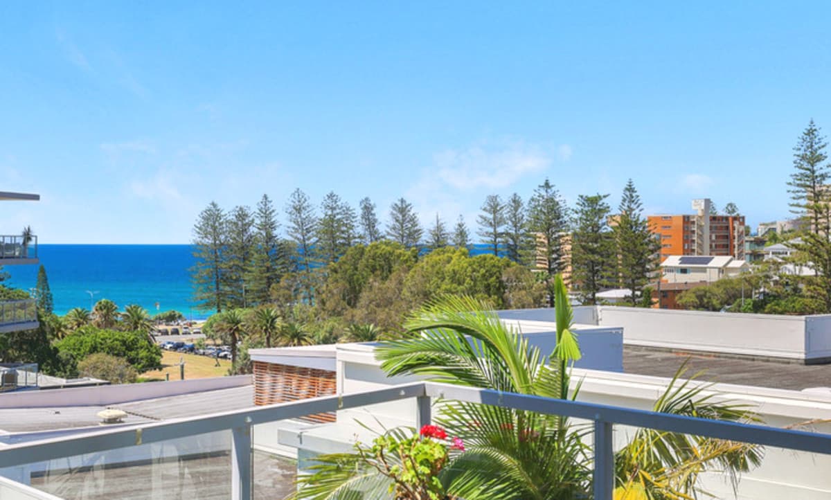 2062/1 Ocean Street, Burleigh Heads - Image 1