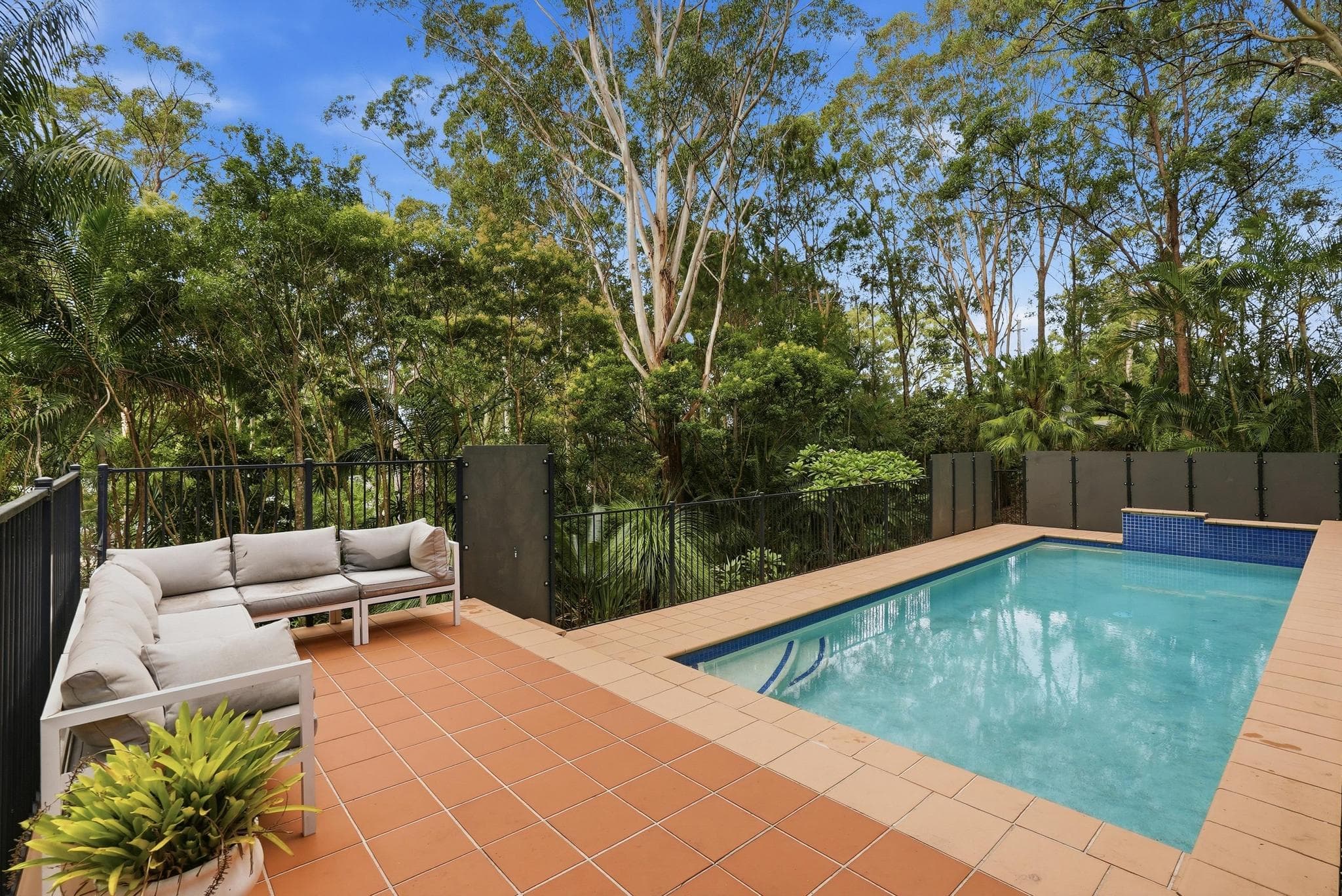 135 Simpsons Road, Elanora, Elanora — photo 1 of 5