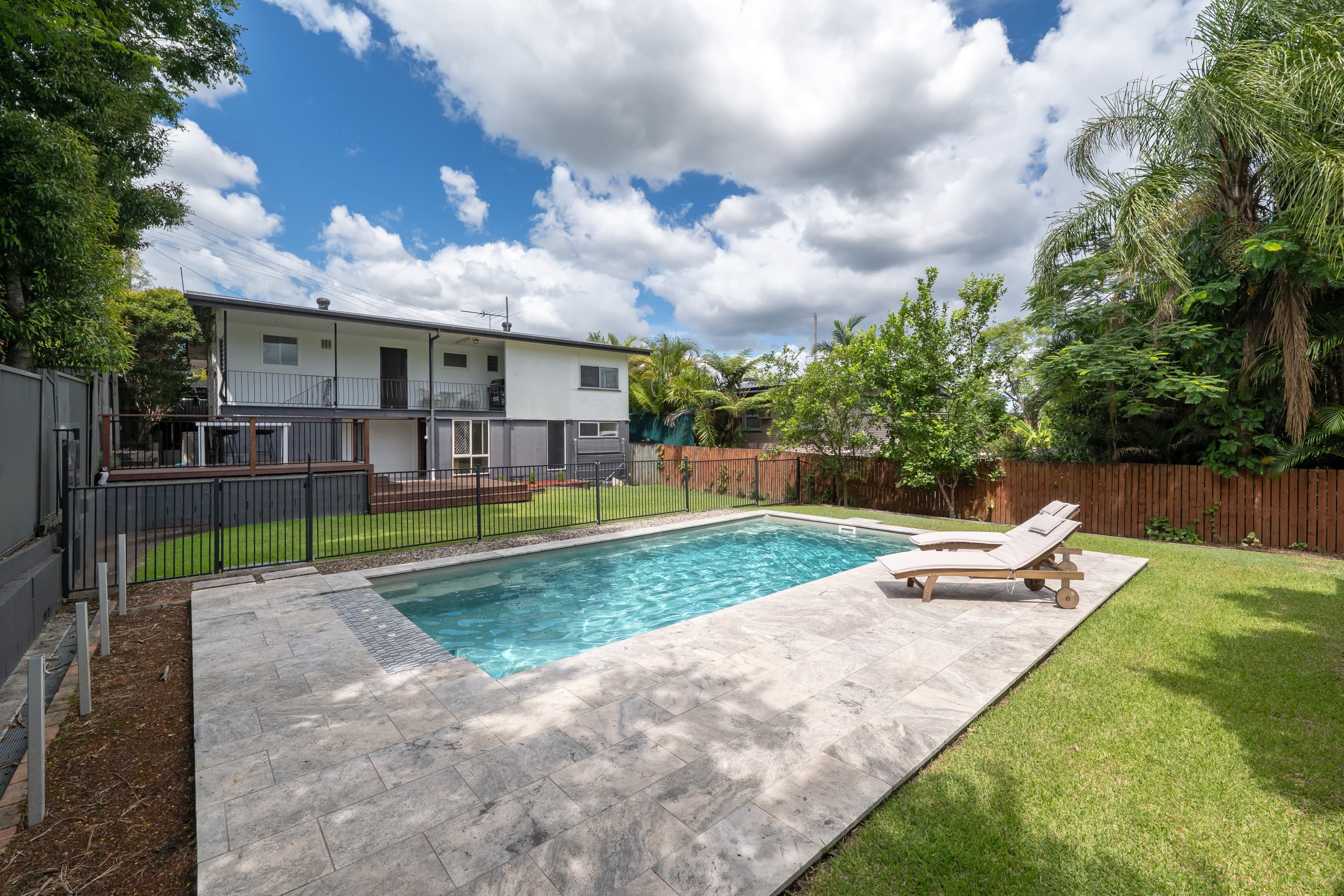 69 Yanderra Avenue, Arana Hills, Arana Hills — photo 1 of 5