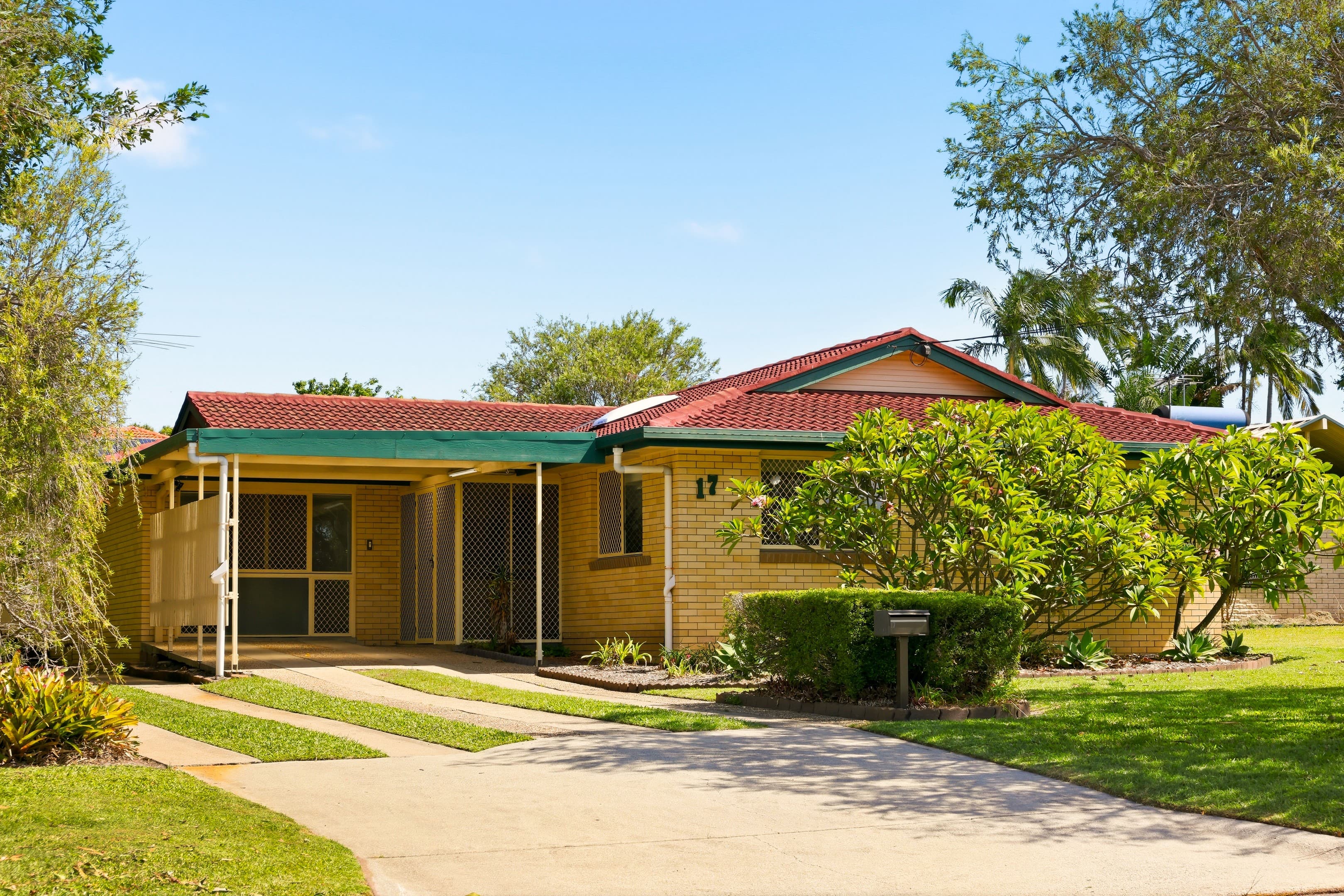 17 Aloomba Court, Redcliffe, Redcliffe — photo 1 of 5