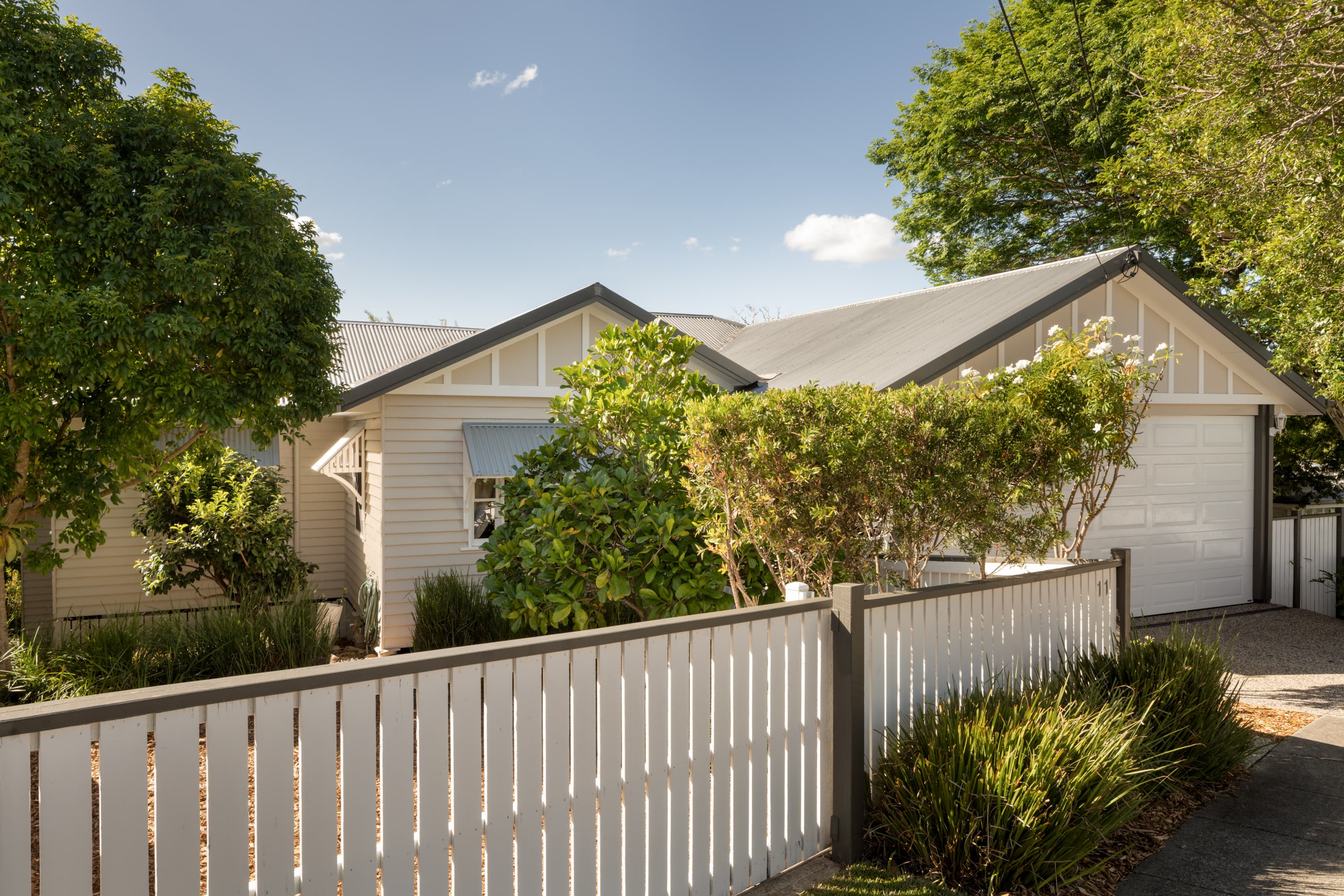 11 Dovedale Crescent, Ashgrove — photo 1 of 5