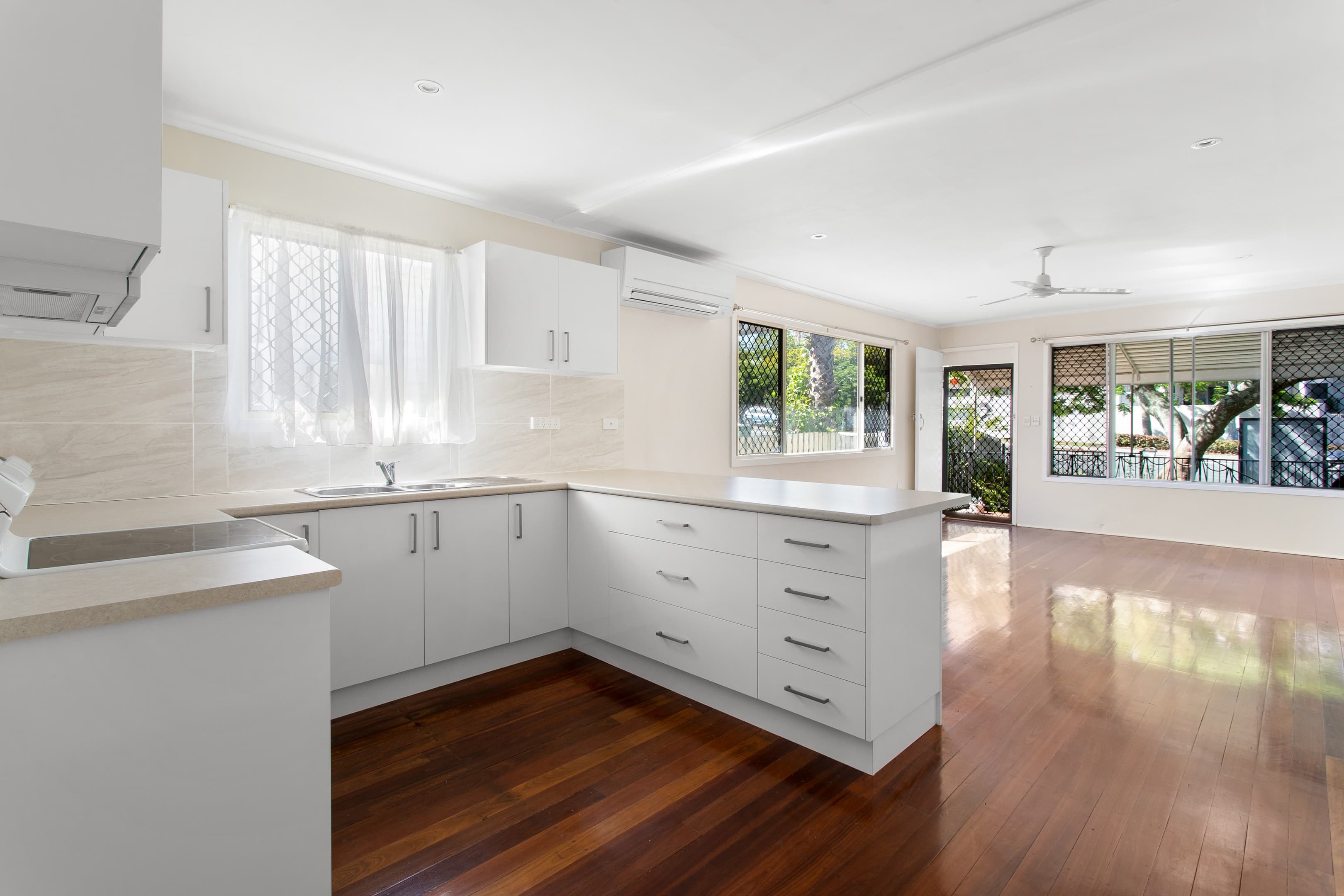 42 Anzac Avenue, Redcliffe, Redcliffe — photo 1 of 6