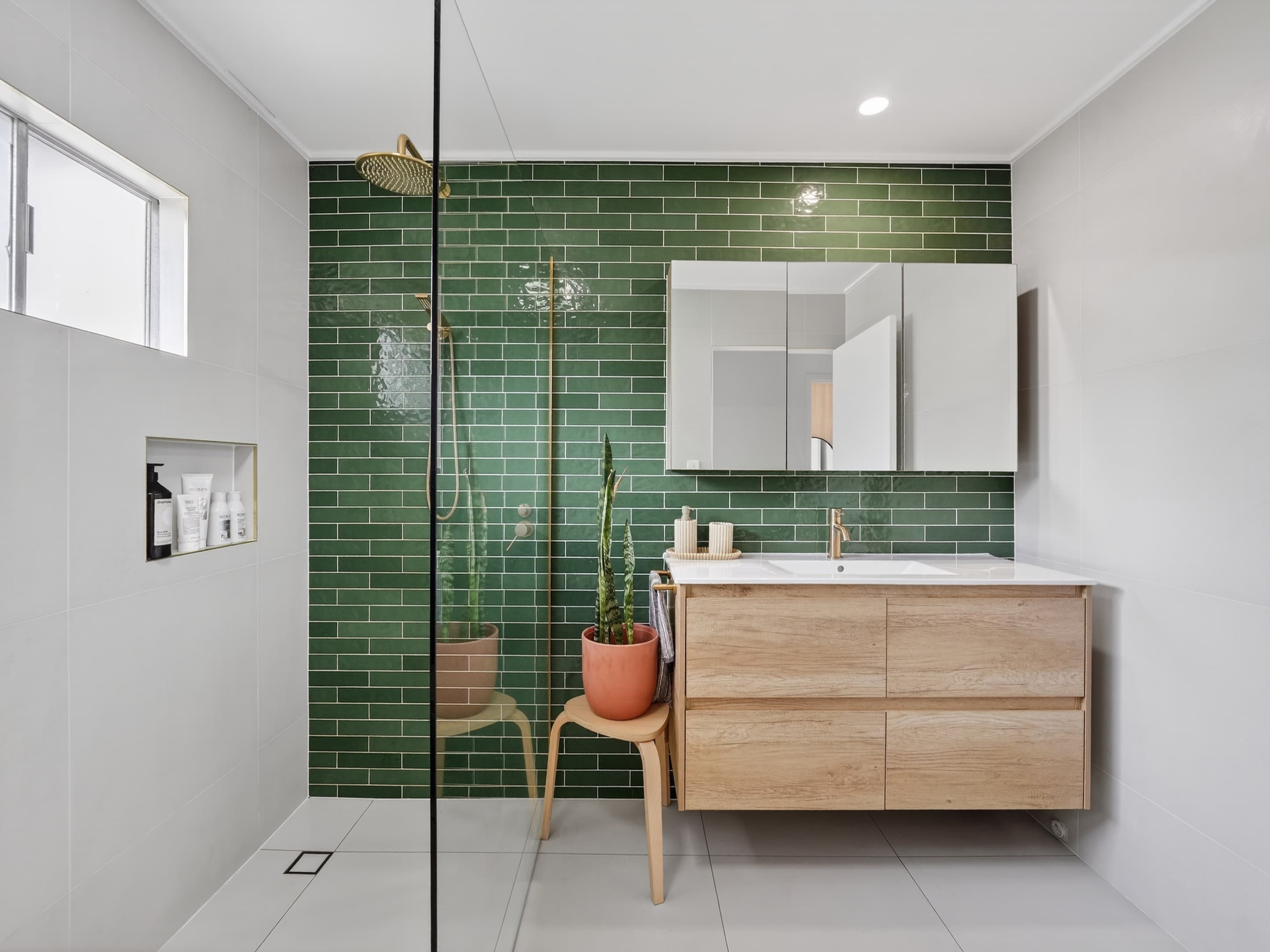2 Illawarra Street, Everton Hills — photo 1 of 5