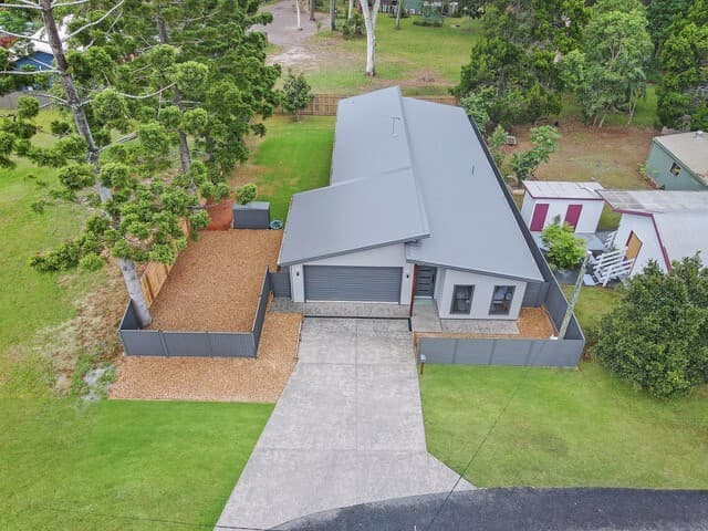 25 Betty St, Macleay Island — photo 1 of 5